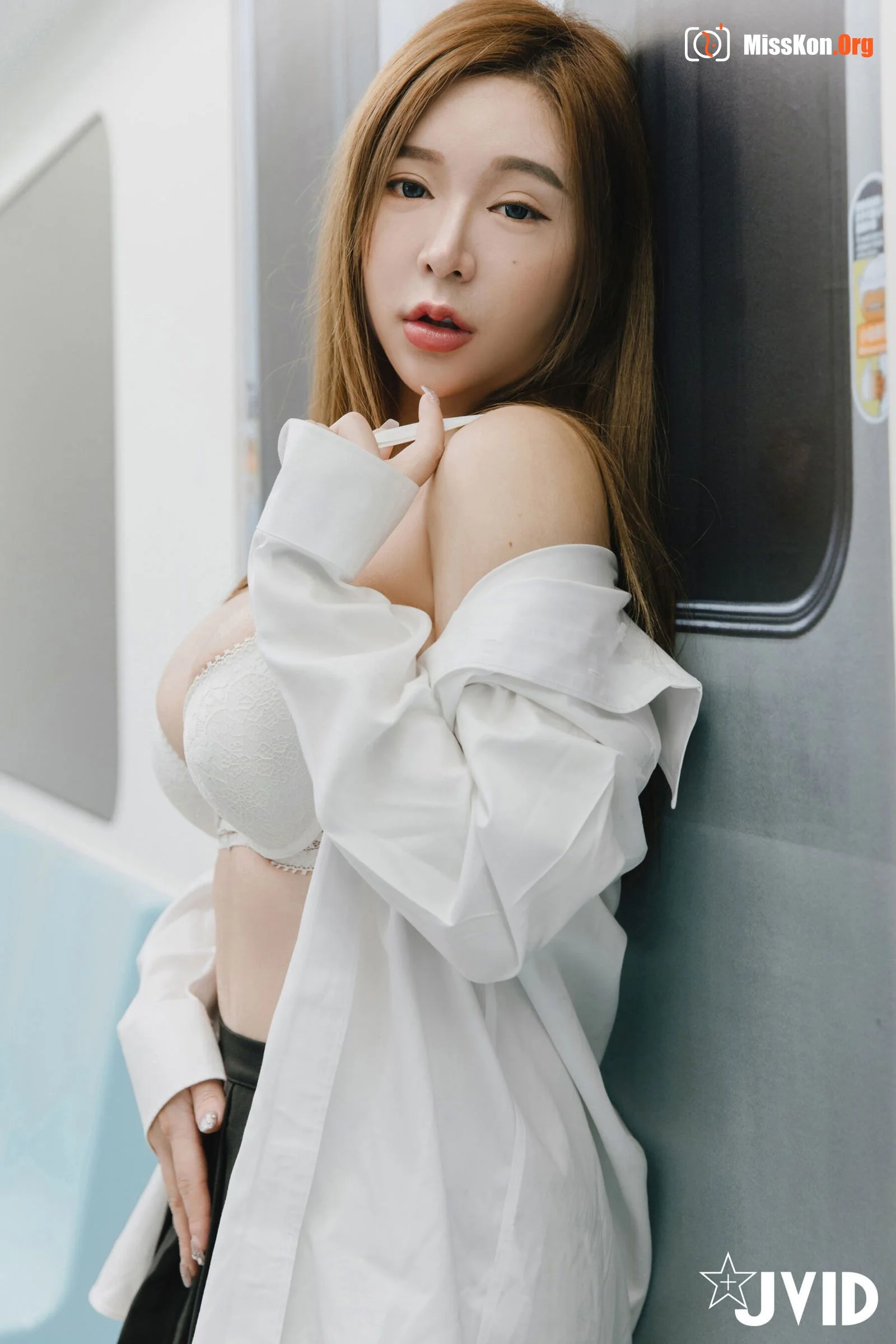 Honrai Nai's "Meeting at the Subway" - Photo 6