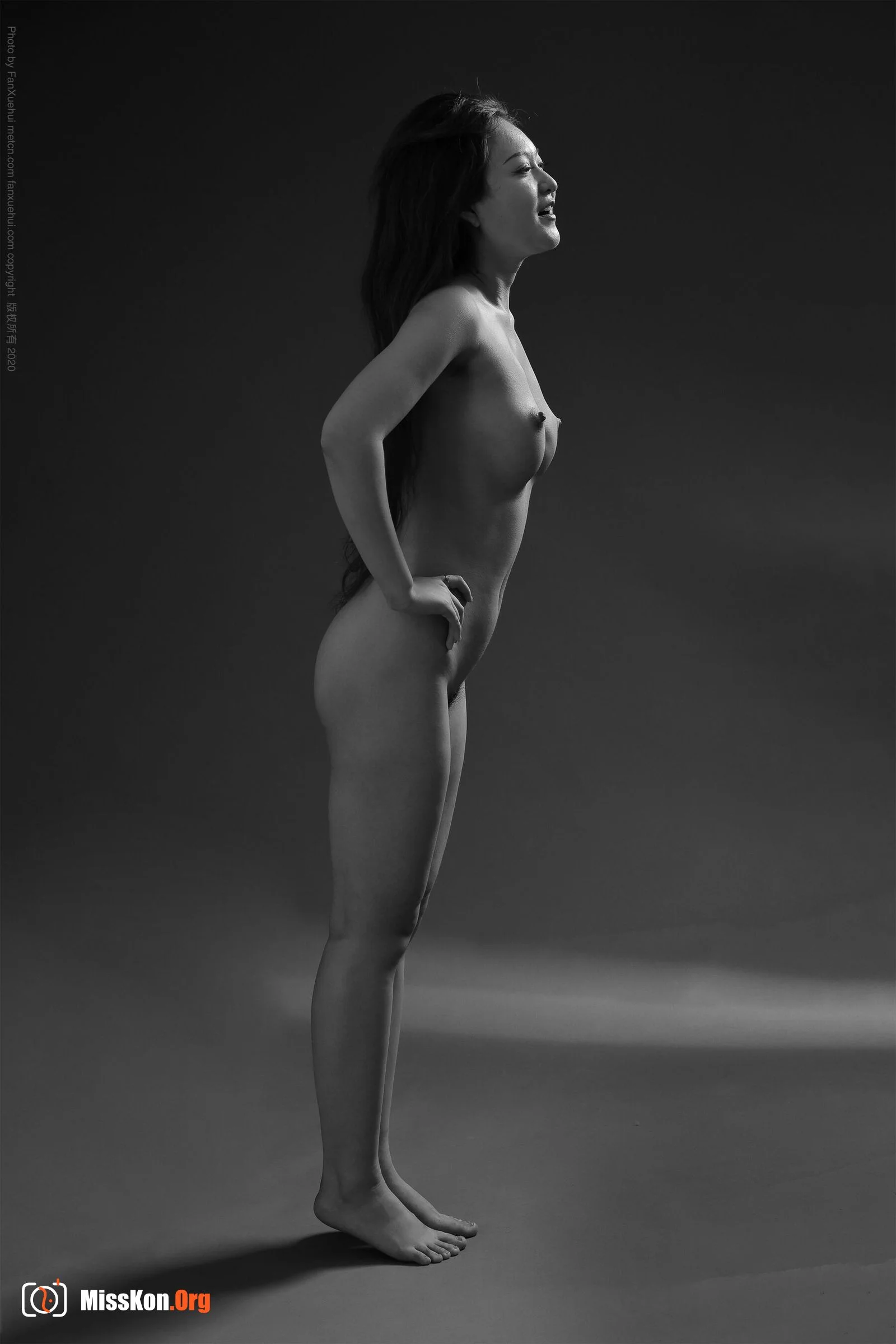 Huang Hong: Girl in front of gray background (2020-08-17) - Photo 11