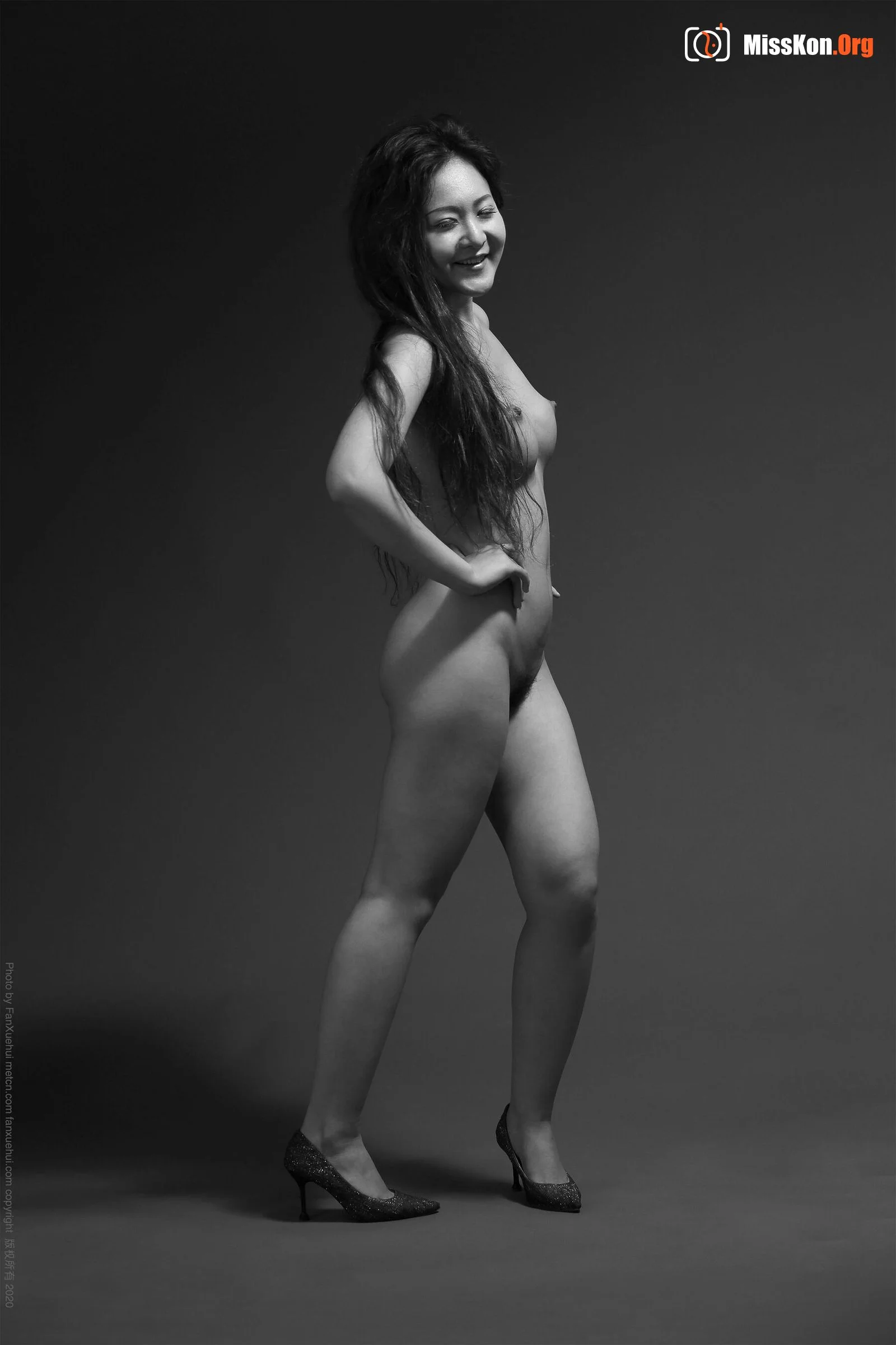 Huang Hong: Girl in front of gray background (2020-08-17) - Photo 3