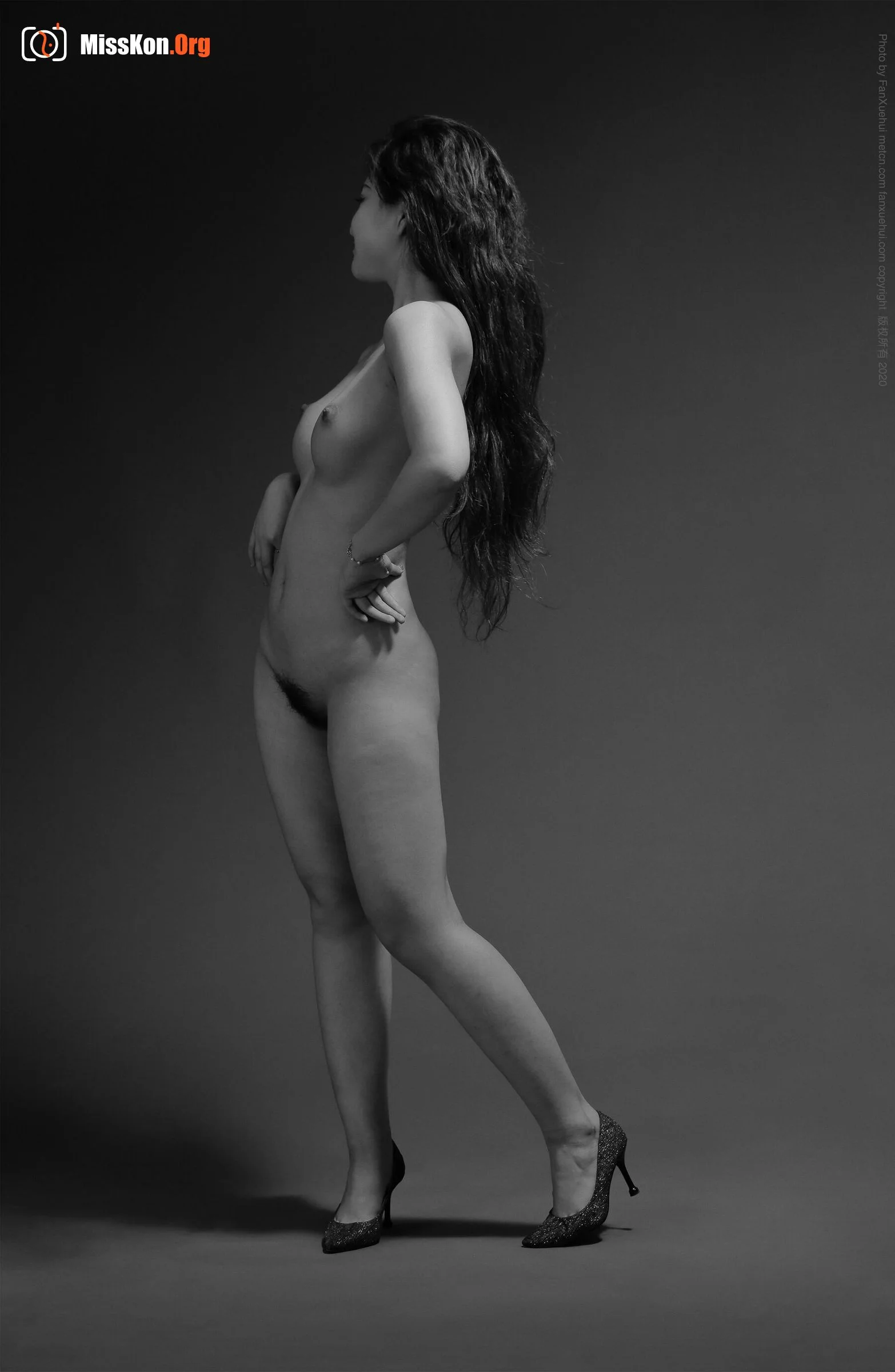Huang Hong: Girl in front of gray background (2020-08-17) - Photo 4