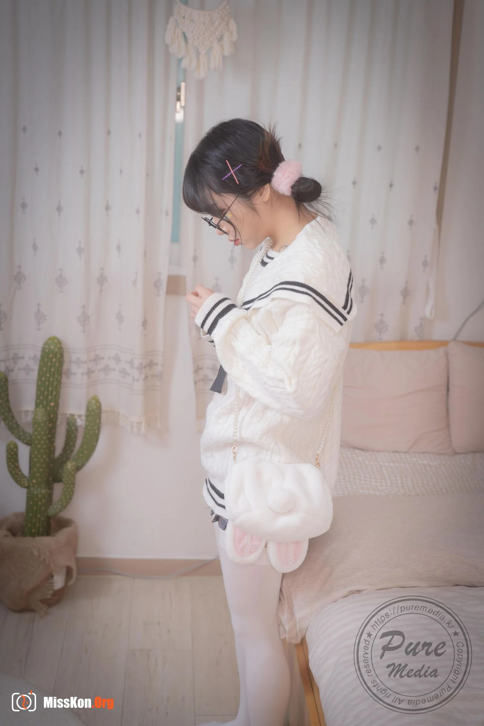 Jelly: Girl Trapped in a Rooftop Room - Photo 2