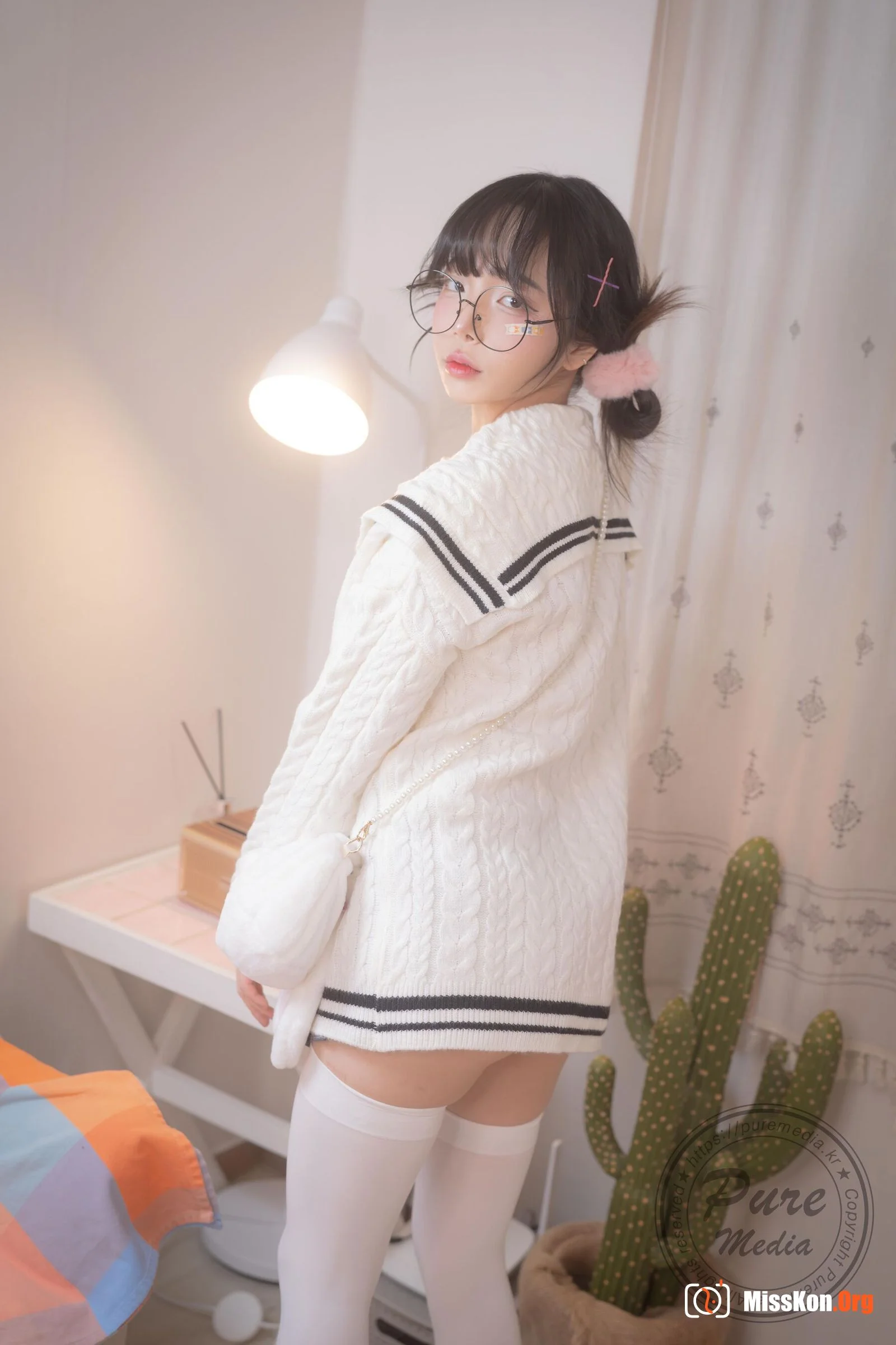 Jelly: Girl Trapped in a Rooftop Room - Photo 3