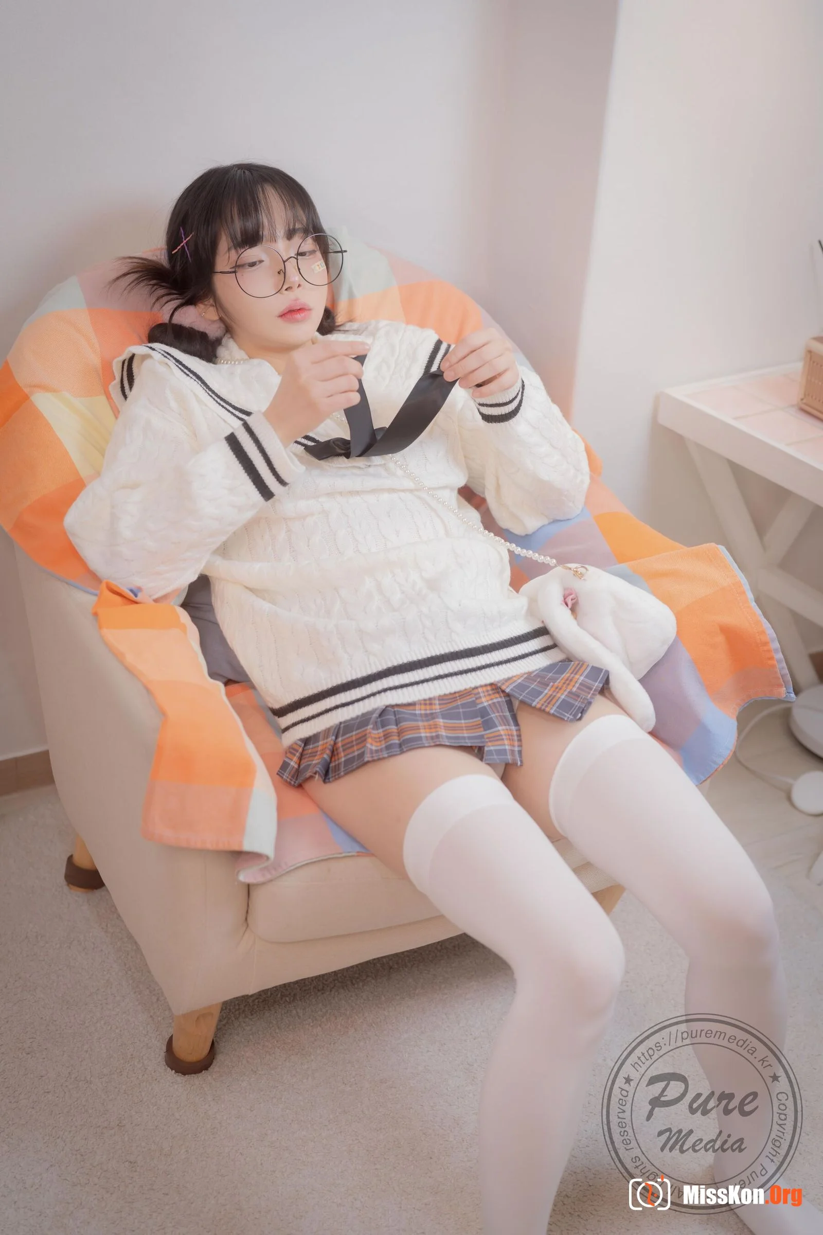 Jelly: Girl Trapped in a Rooftop Room - Photo 6