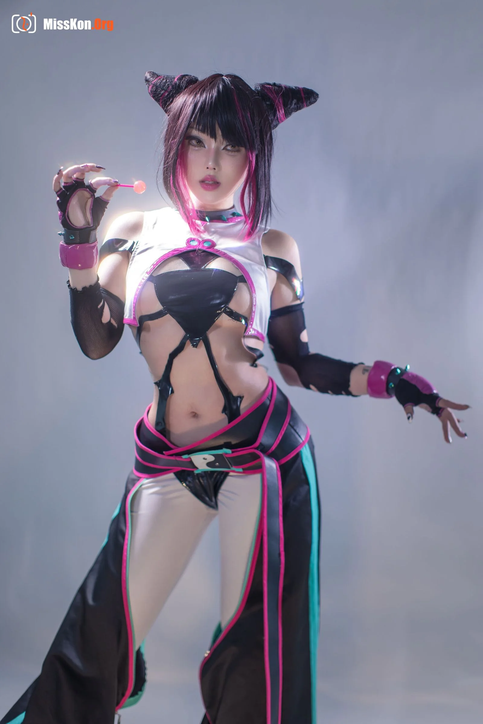 Julie Juri - Photo 11