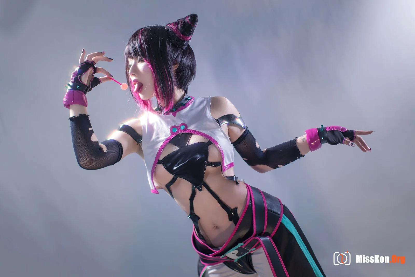 Julie Juri - Photo 12