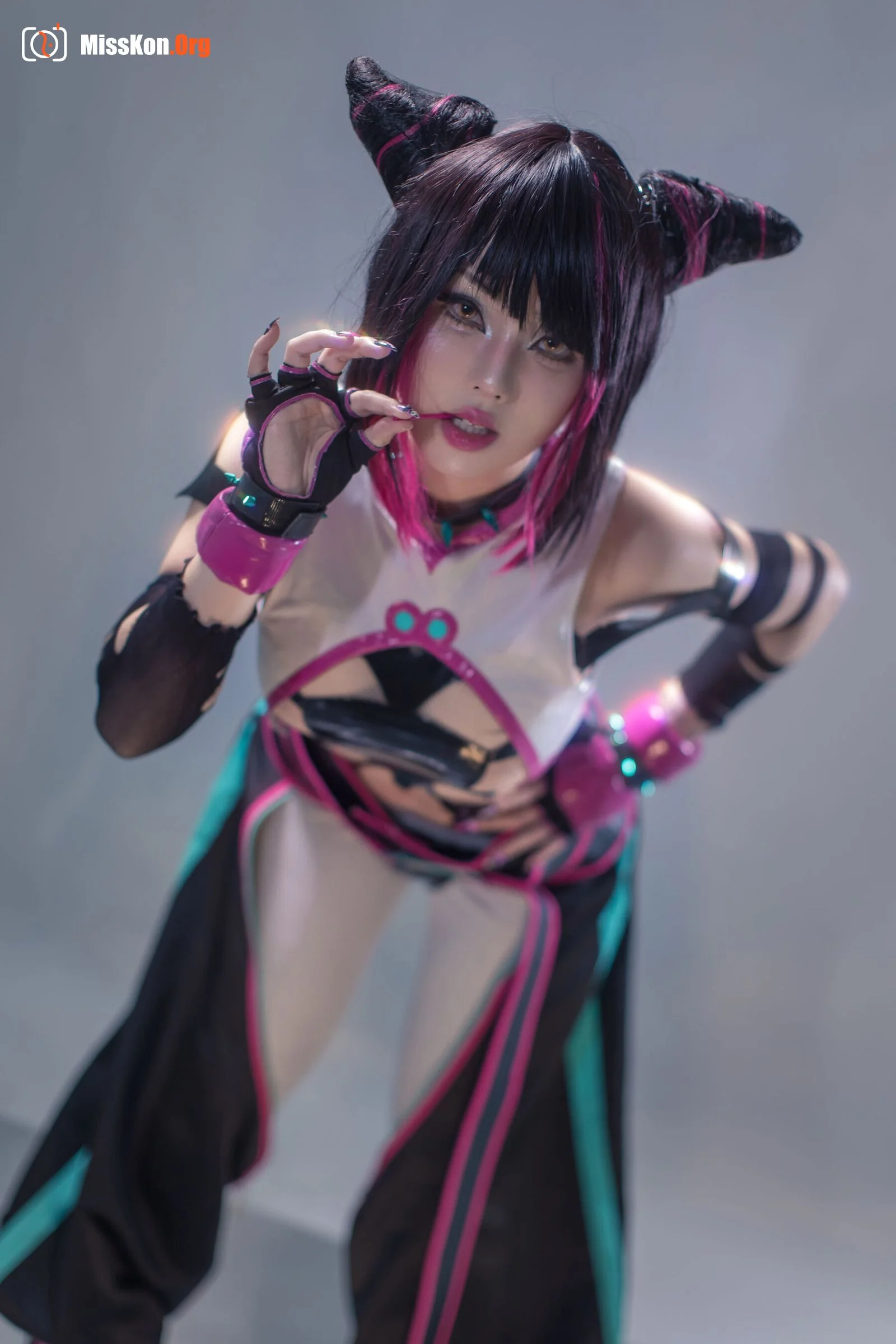 Julie Juri - Photo 13