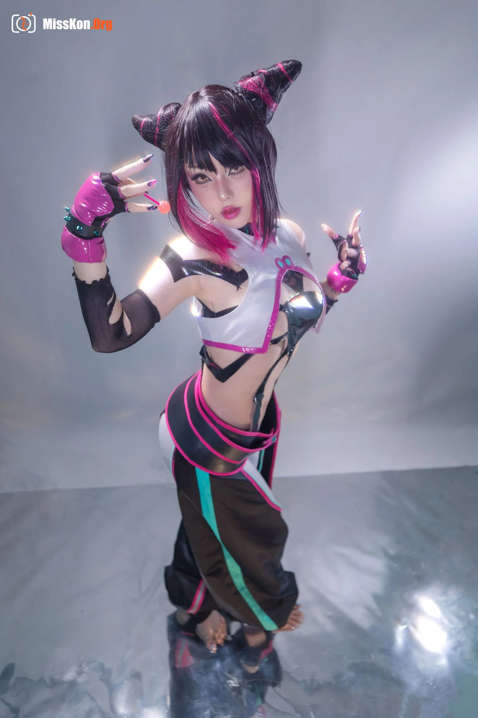 Julie Juri - Photo 4