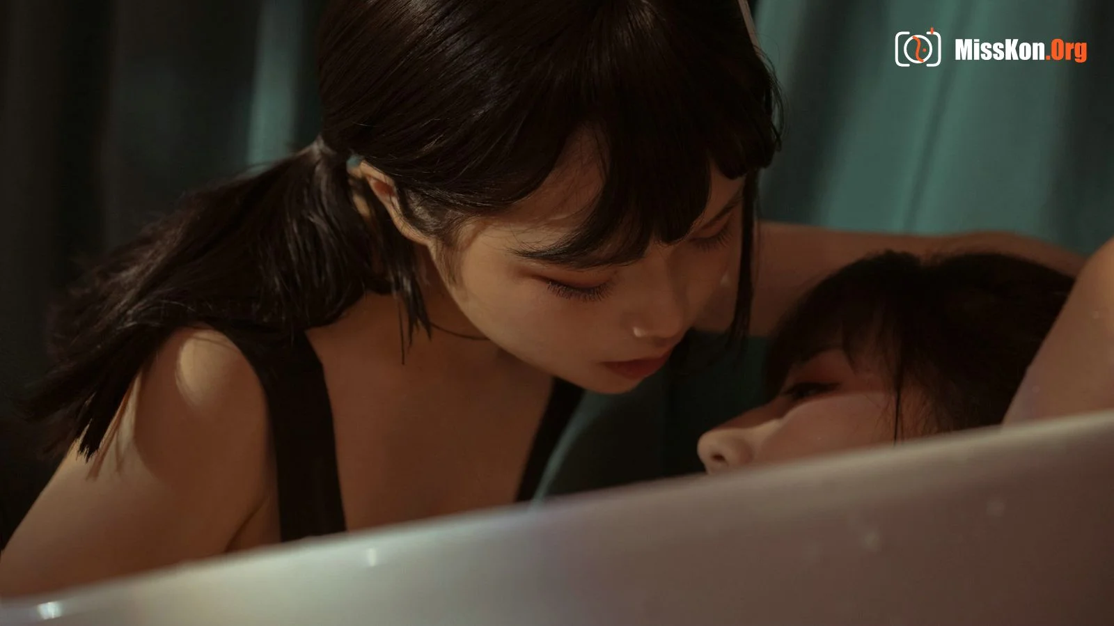 Kyouko July: Black and white double bathtub - Photo 10