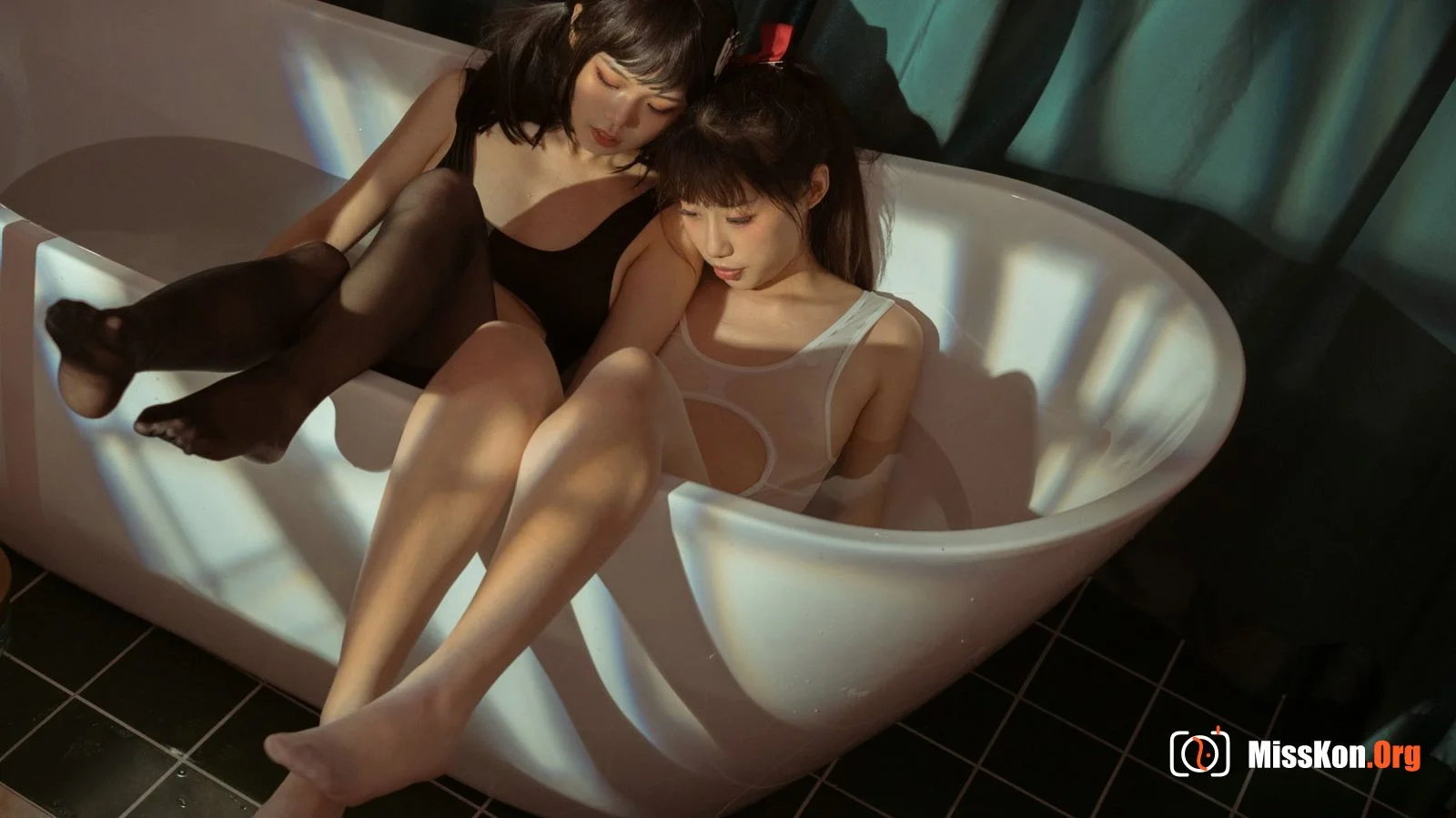 Kyouko July: Black and white double bathtub - Photo 15