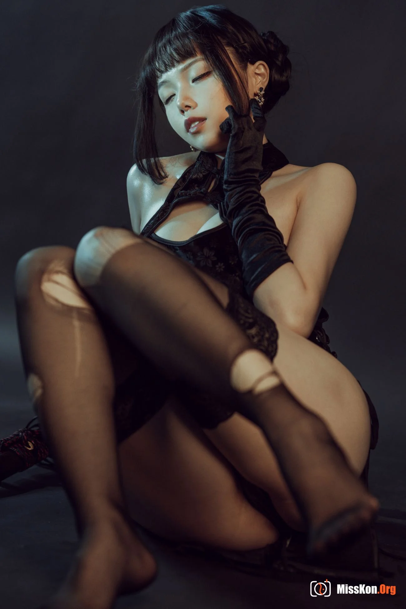 Kyouko July: Black cheongsam - Photo 17