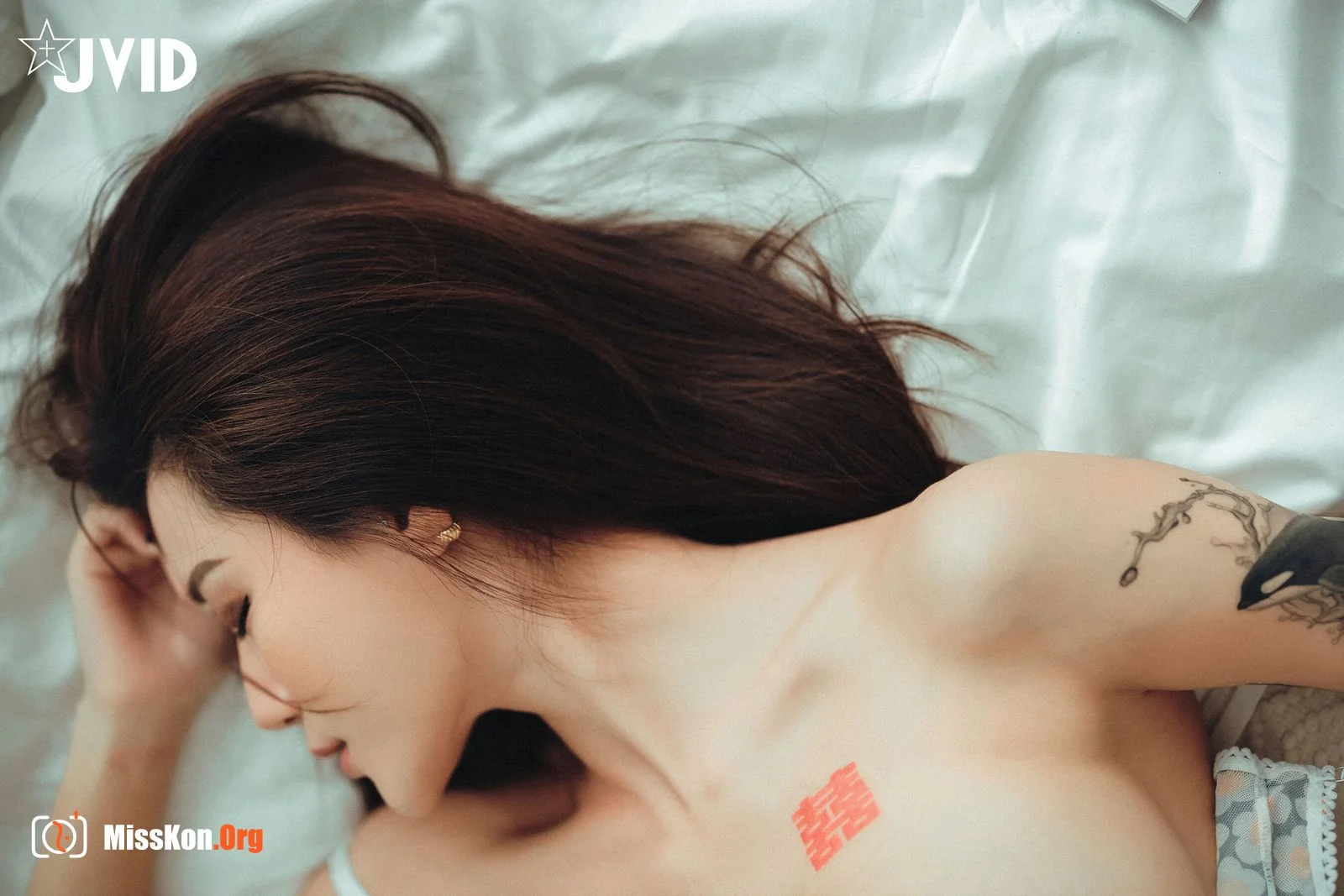 Lara Fan: Beautiful Breast Roommate - Photo 16