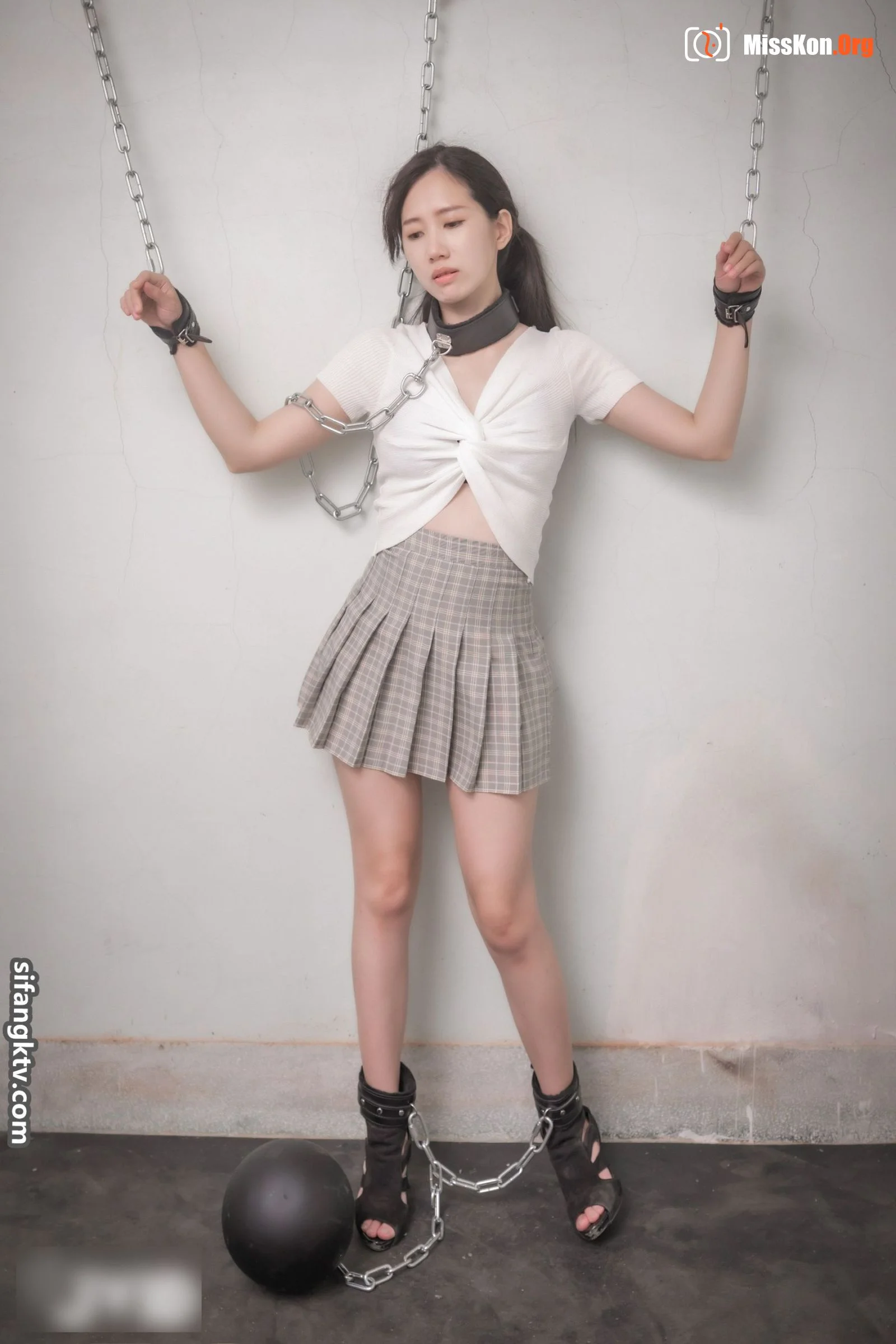 Lavender: Captivity - Photo 3