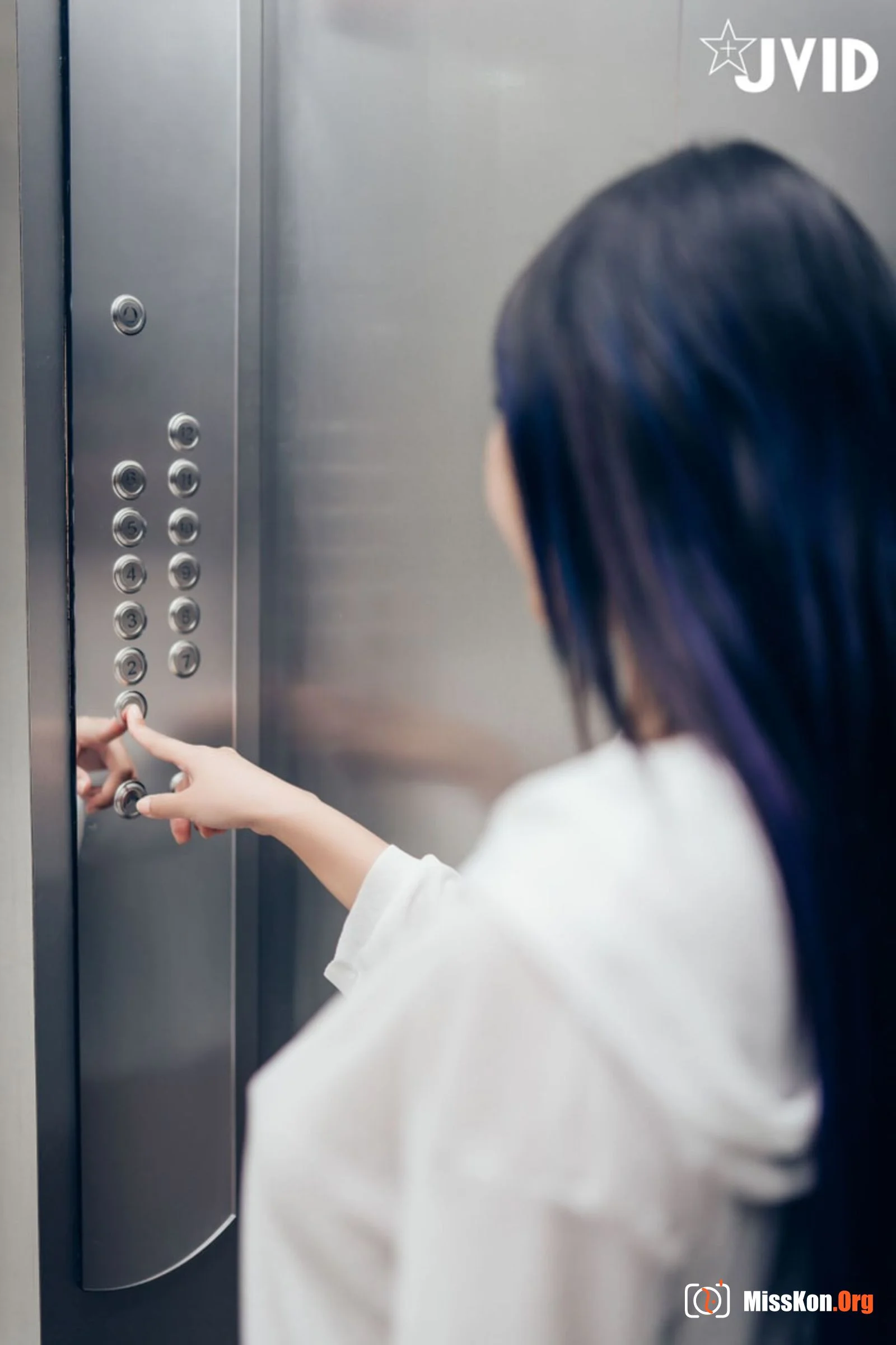 Lele (Jvid): Elevator emergency stop climax - Photo 11