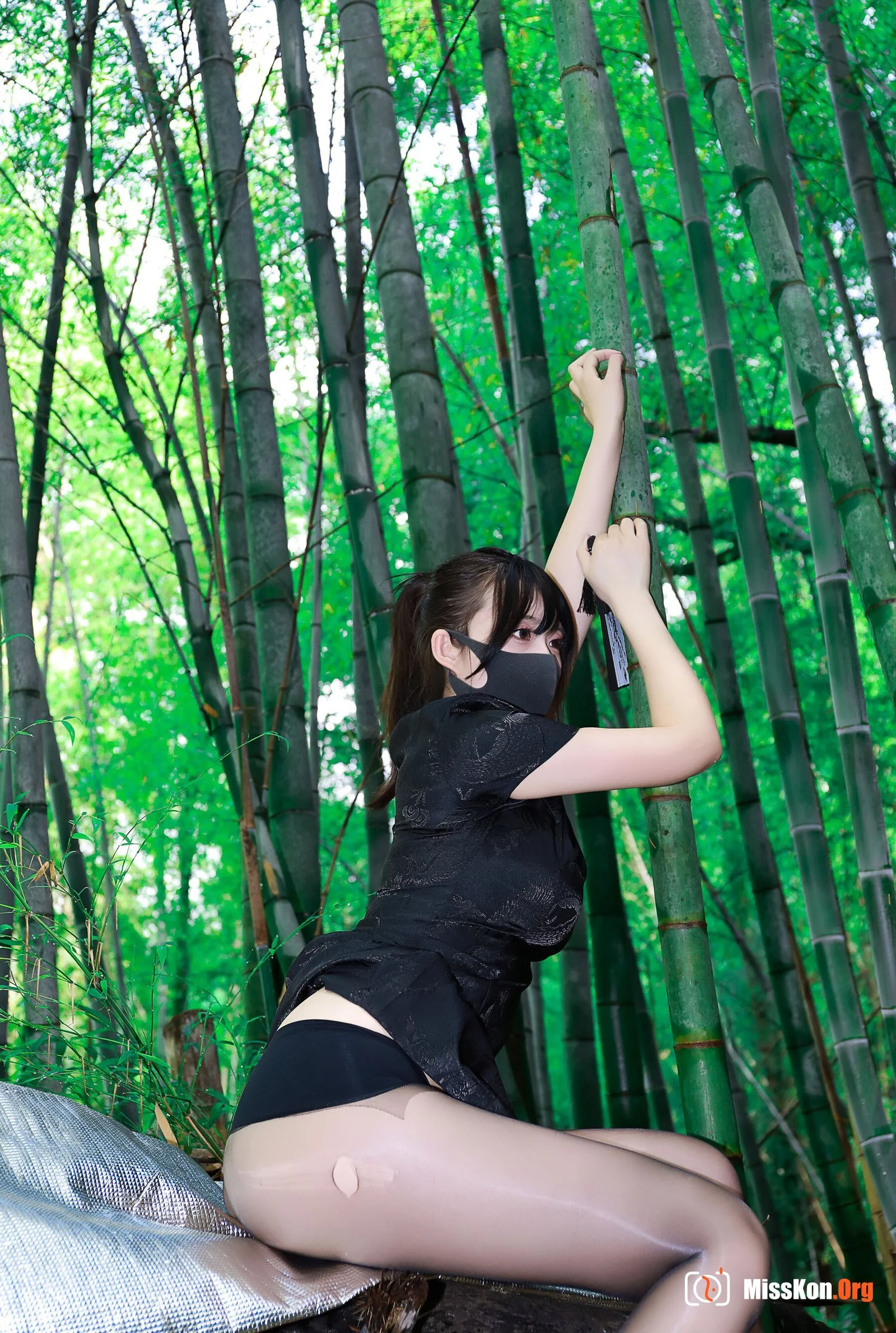 Li Jia: Black Cheongsam Forest - Photo 17