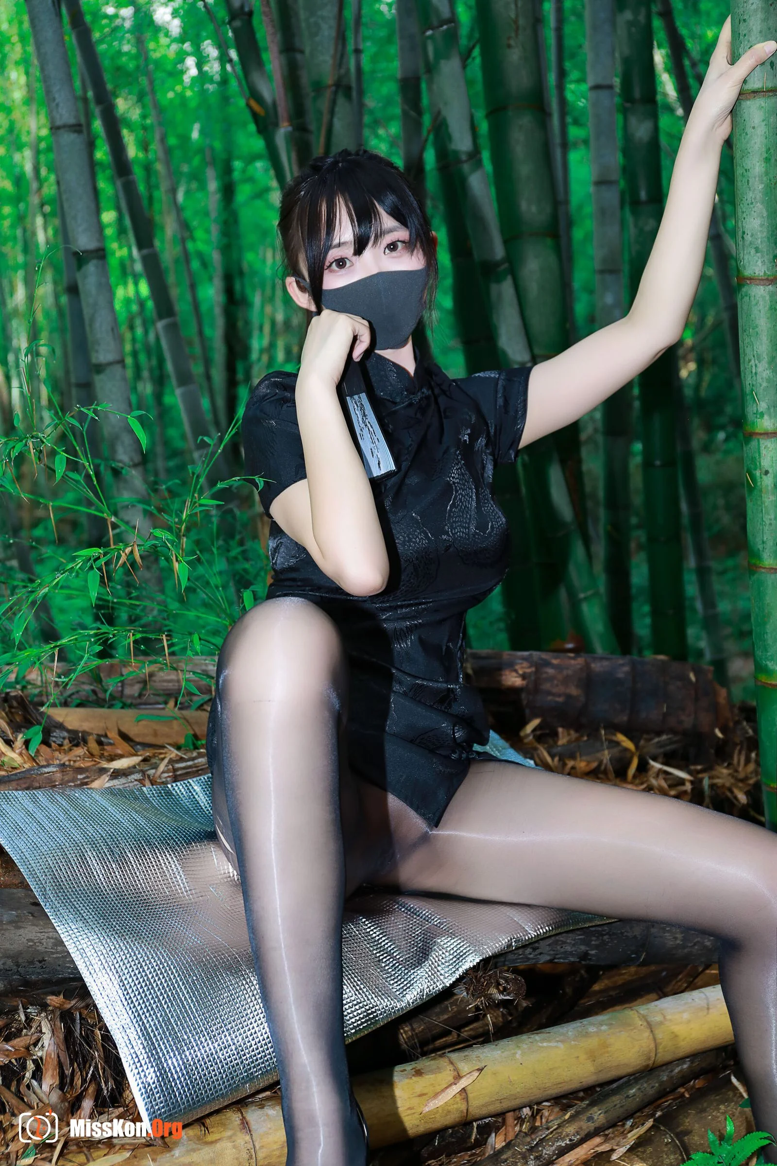 Li Jia: Black Cheongsam Forest - Photo 18