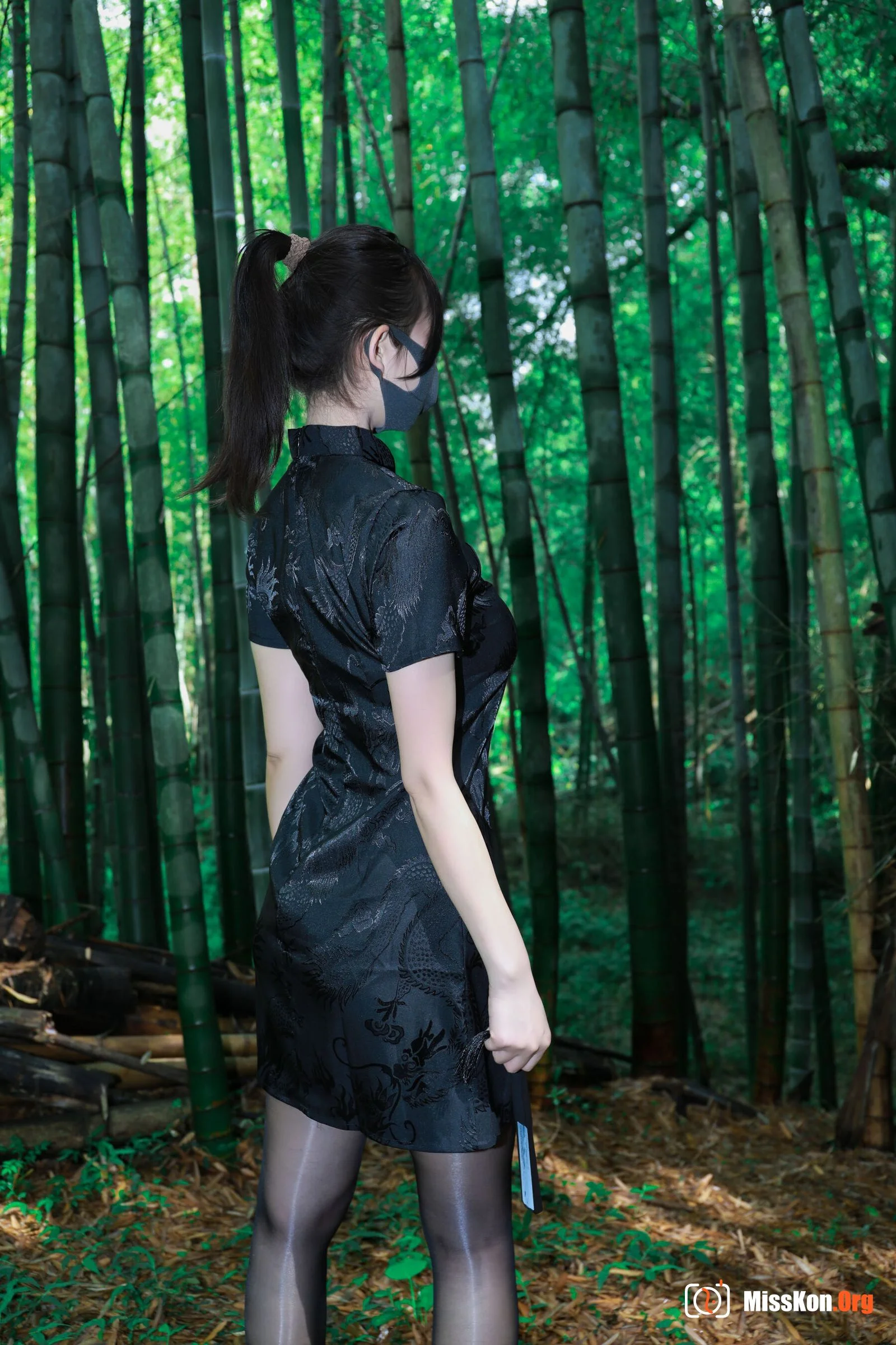 Li Jia: Black Cheongsam Forest - Photo 2
