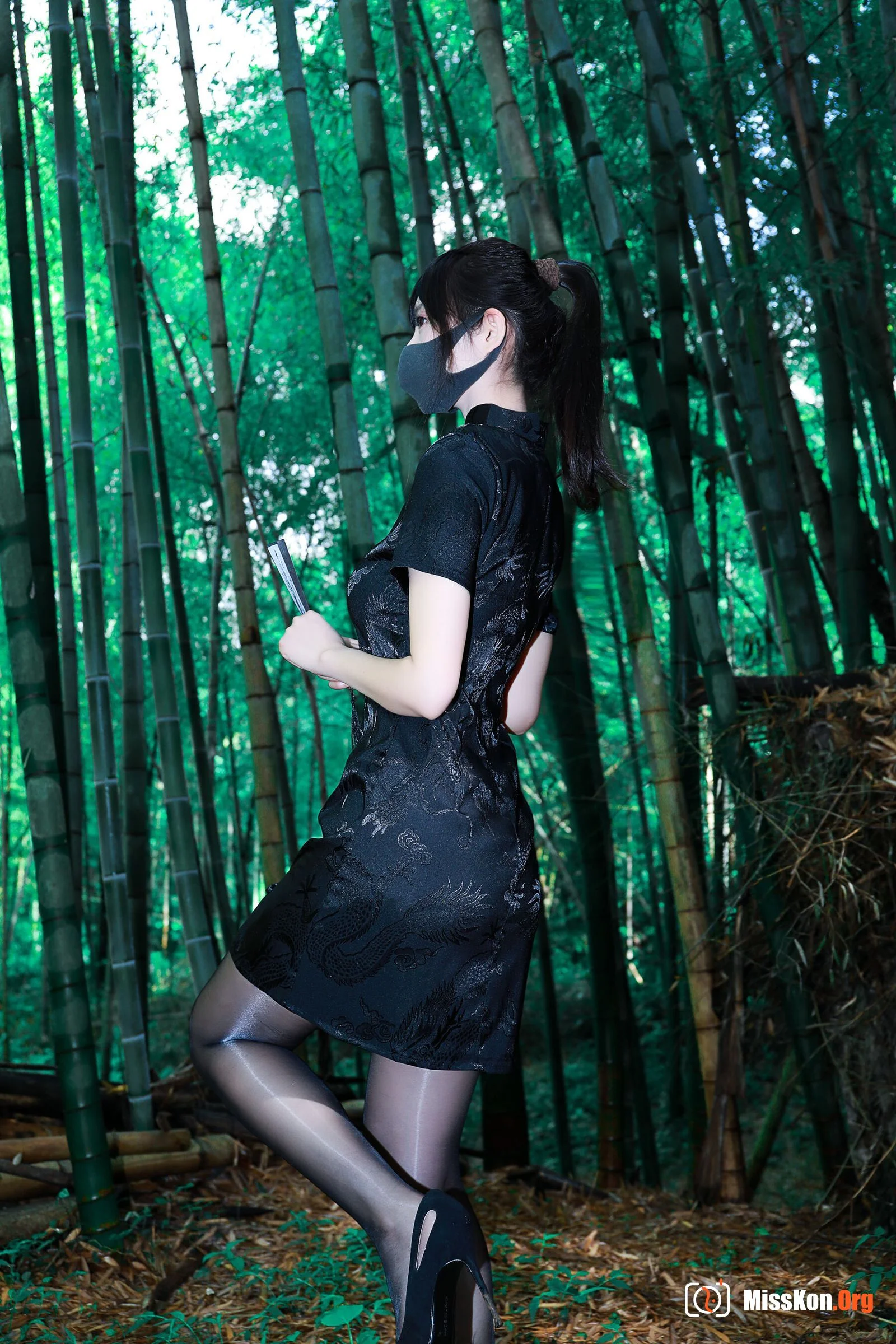 Li Jia: Black Cheongsam Forest - Photo 4