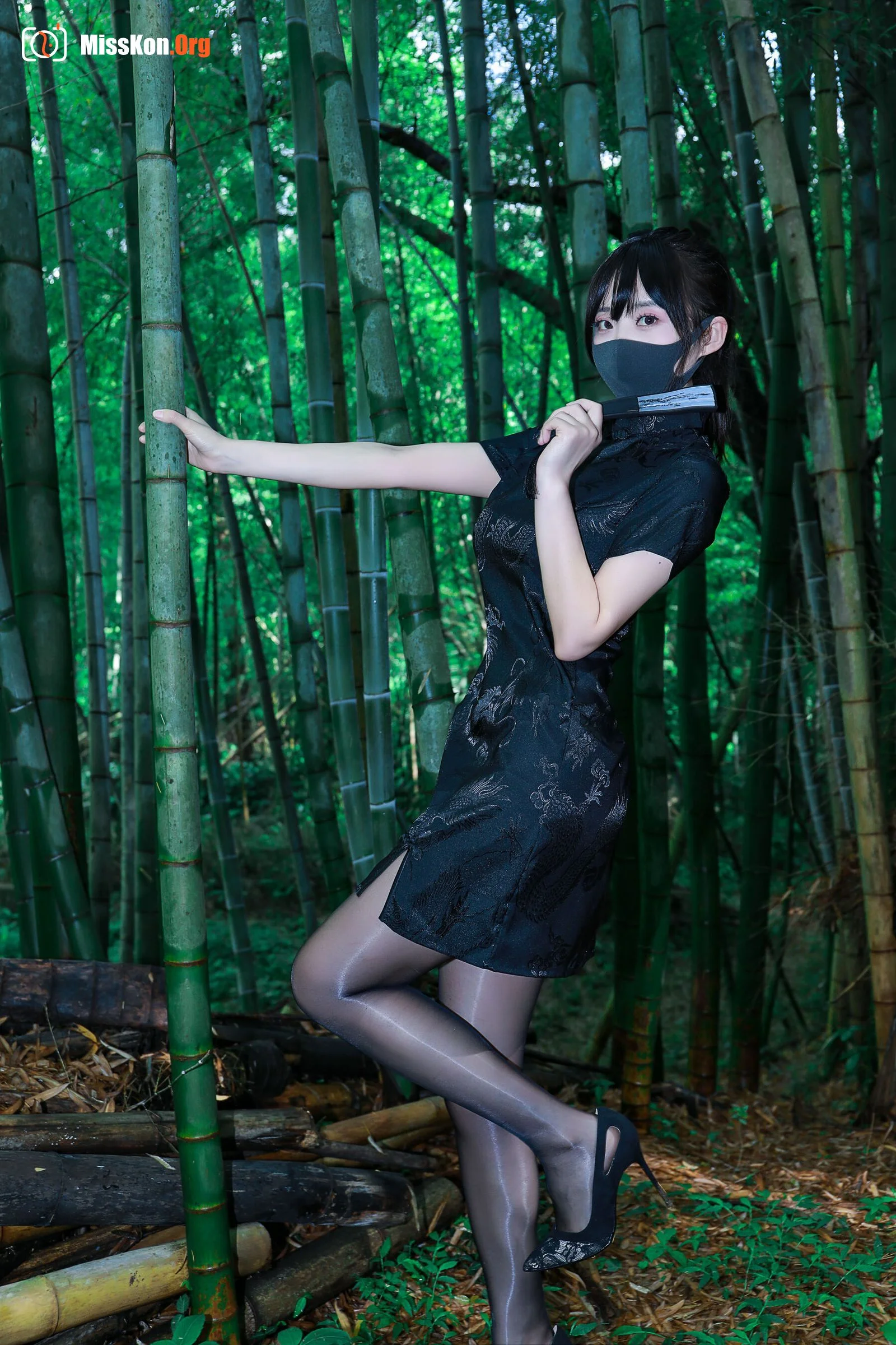Li Jia: Black Cheongsam Forest - Photo 5