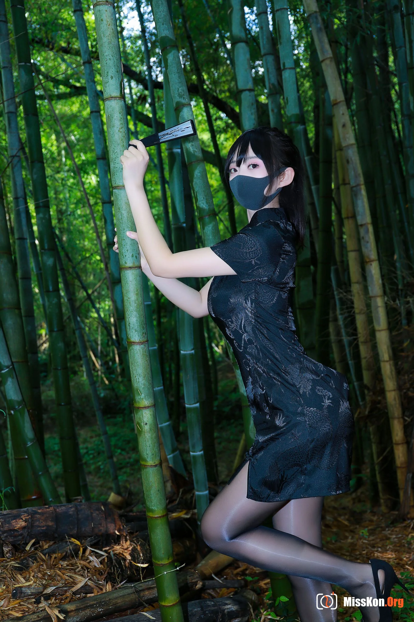 Li Jia: Black Cheongsam Forest - Photo 6