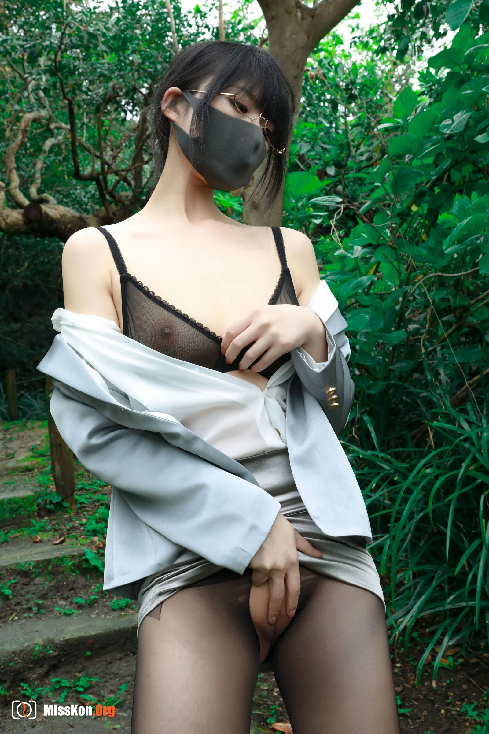 Li Jia: Outdoor OL - Photo 14