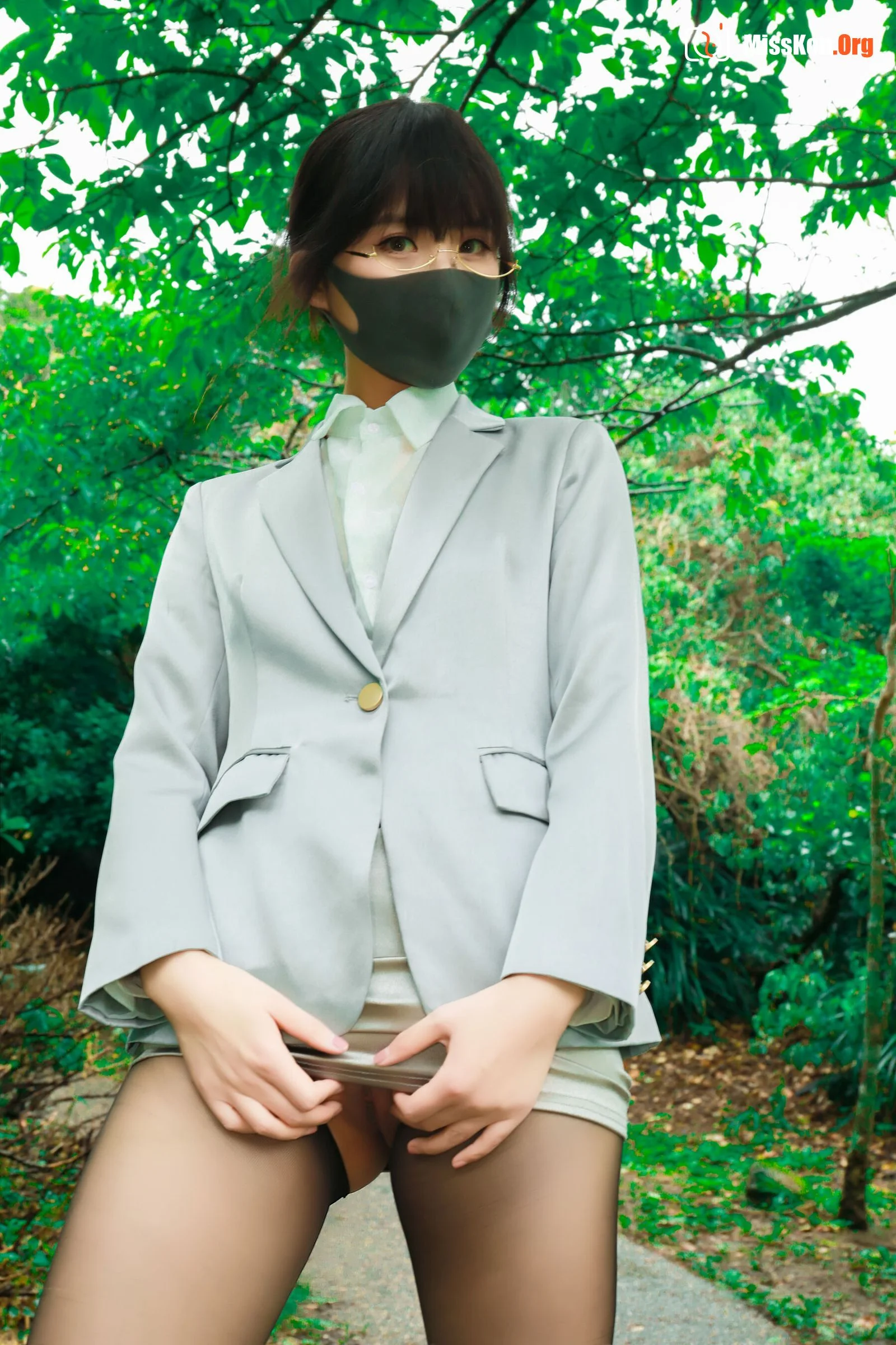 Li Jia: Outdoor OL - Photo 3