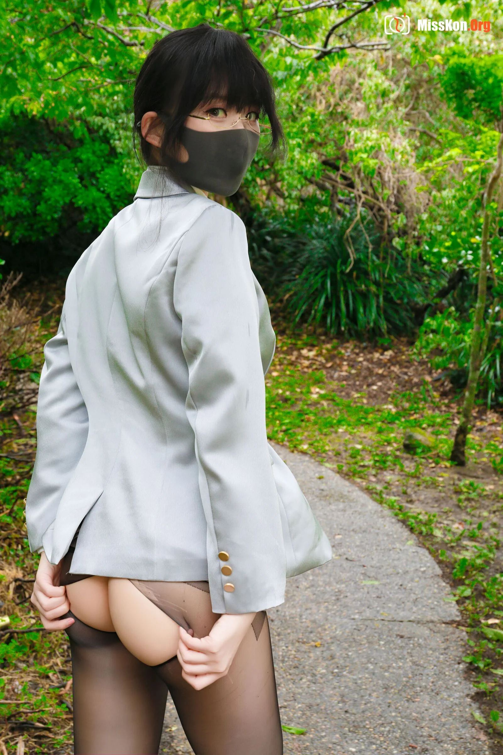 Li Jia: Outdoor OL - Photo 4