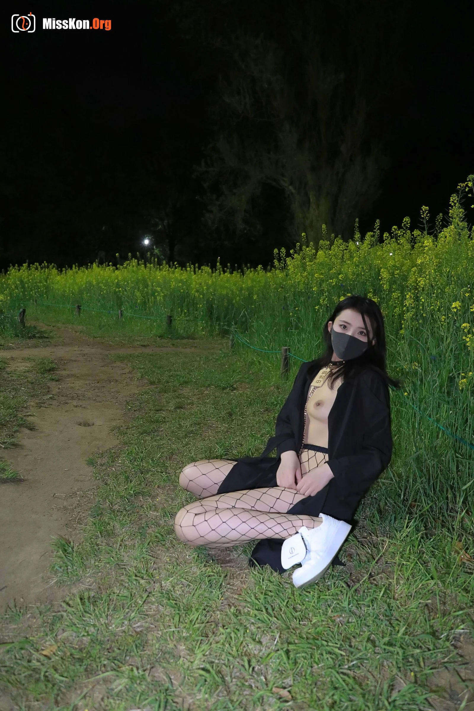 Li Jia: Outdoor with text - Photo 14