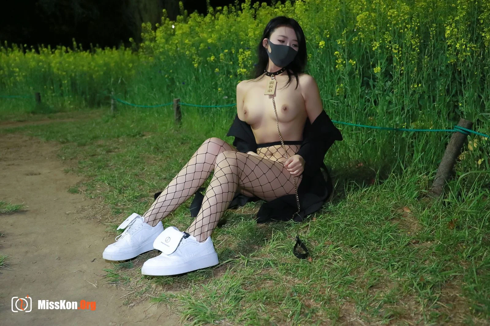 Li Jia: Outdoor with text - Photo 3