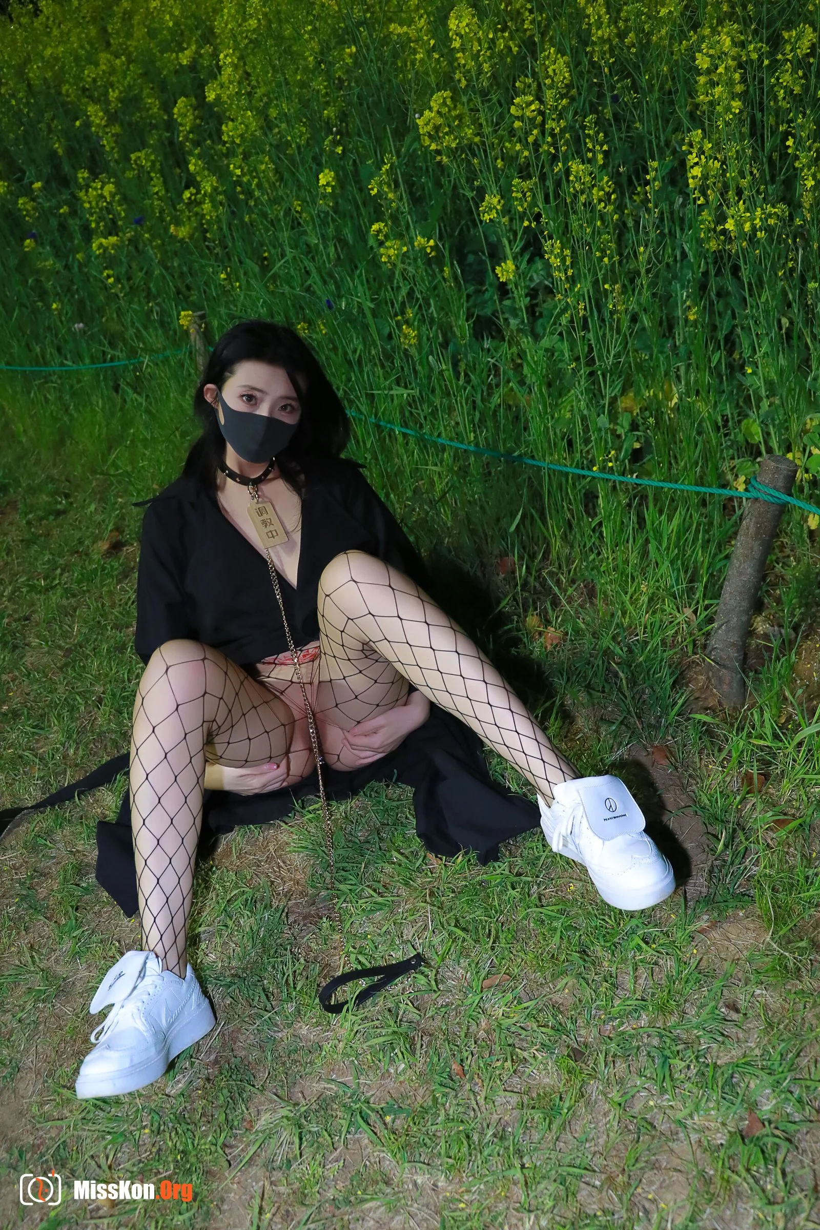 Li Jia: Outdoor with text - Photo 4