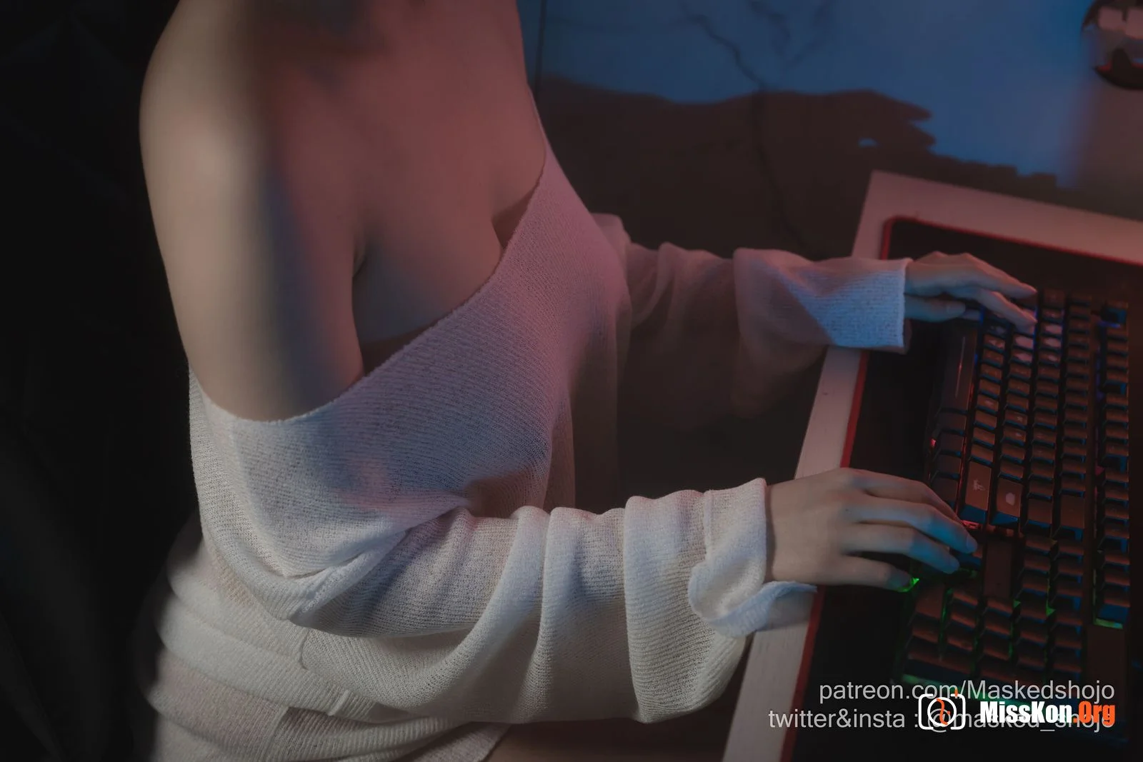 Little Girl Playing Games - Photo 4