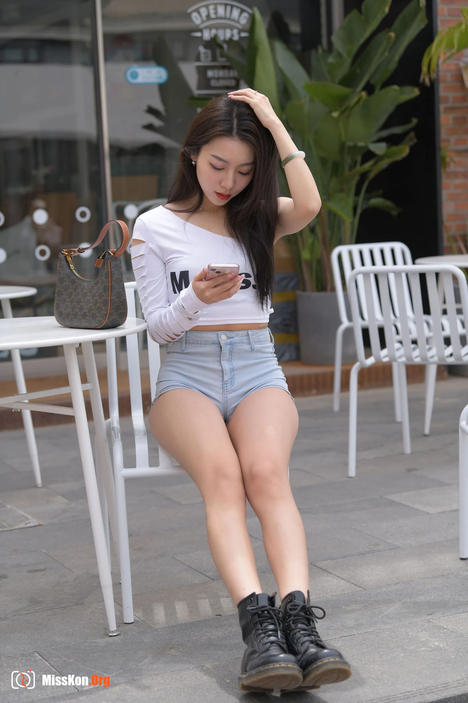Love (Magic Mirror Street Photography: The Beginning) - Photo 2