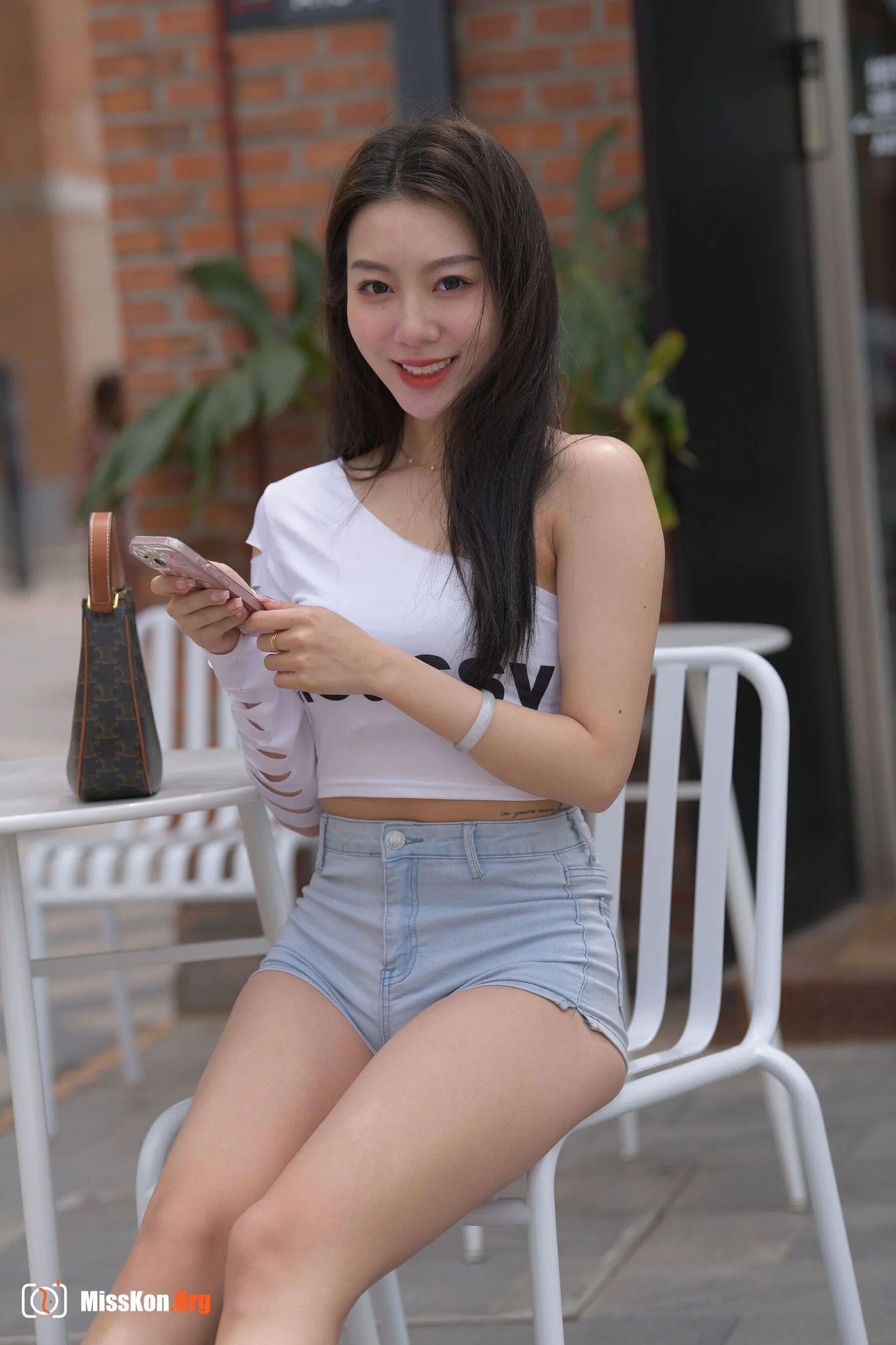 Love (Magic Mirror Street Photography: The Beginning) - Photo 6