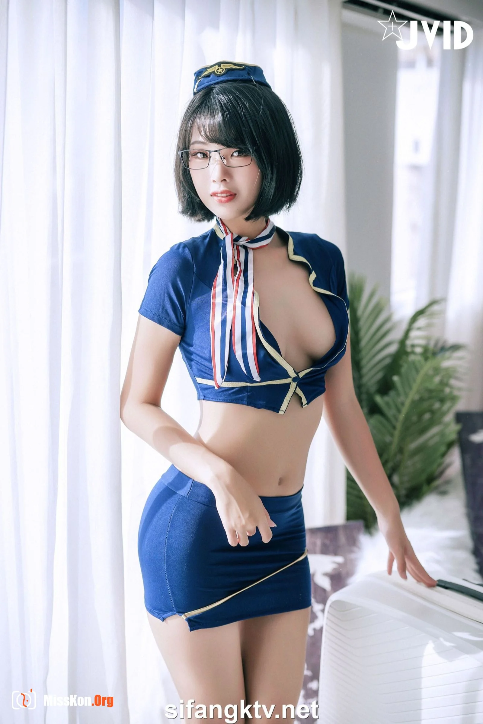 Lulumi: The Education of a Sexy and Beautiful Stewardess - Photo 2