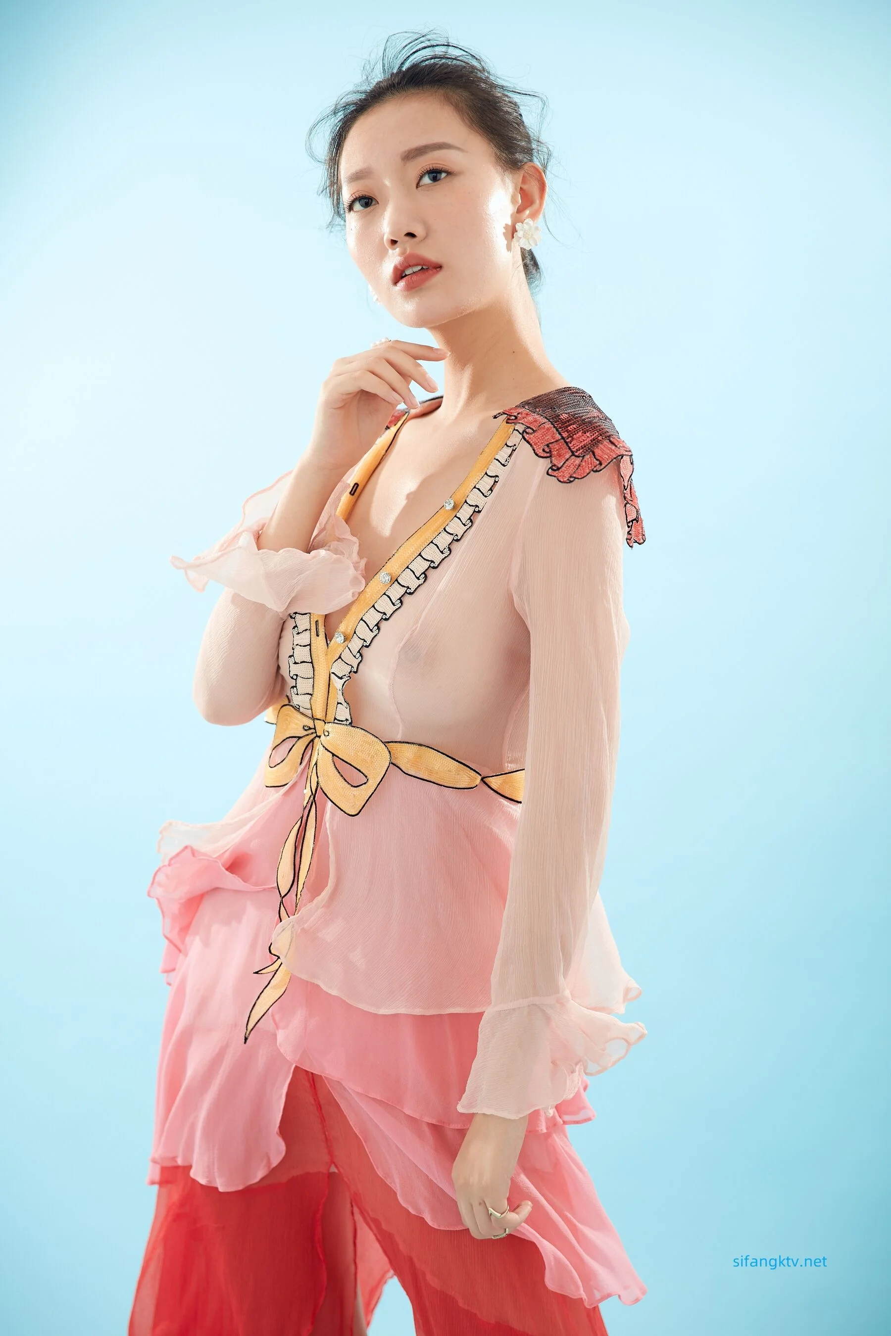内地女演员曹成方子透点性感写真