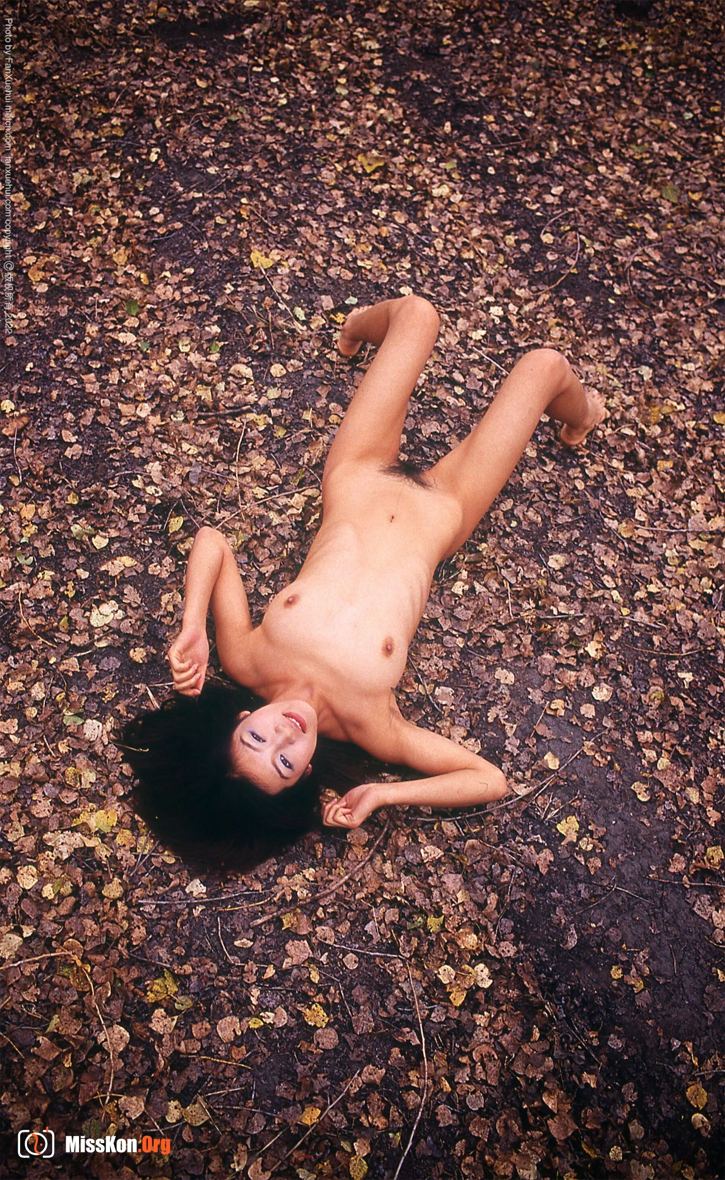 Mao Ming: Woman among autumn leaves 2 (2022-06-19) - Photo 3