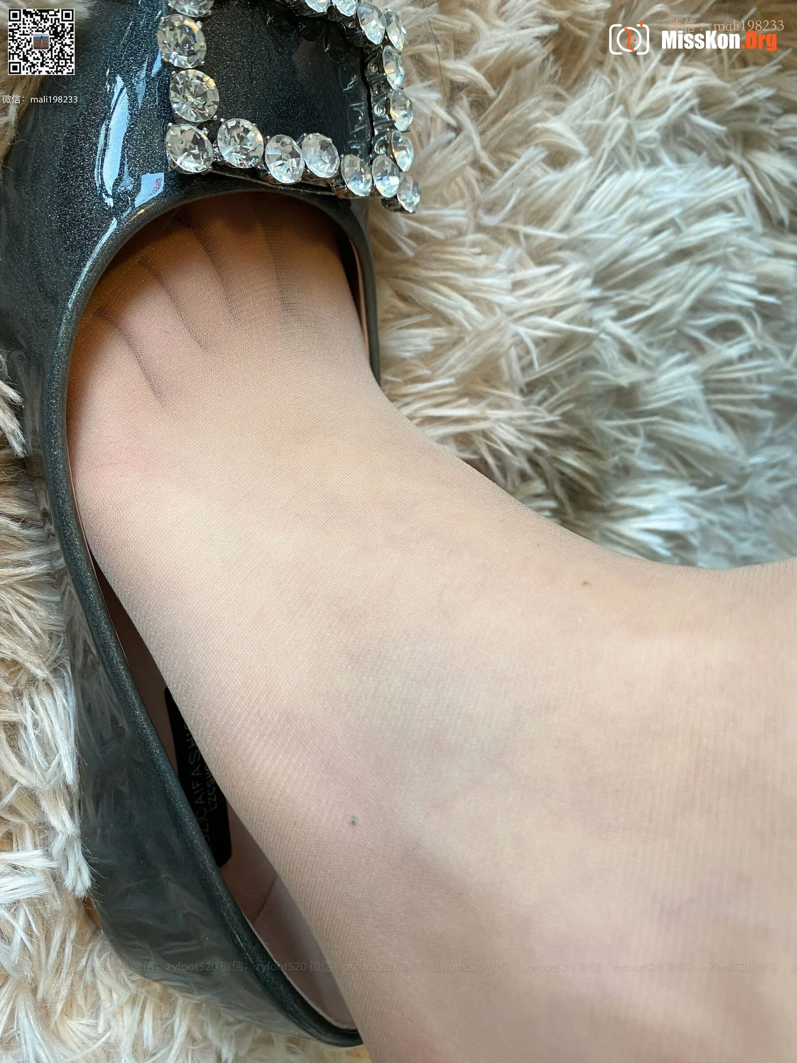 Mei Han: Play with feet - Photo 18