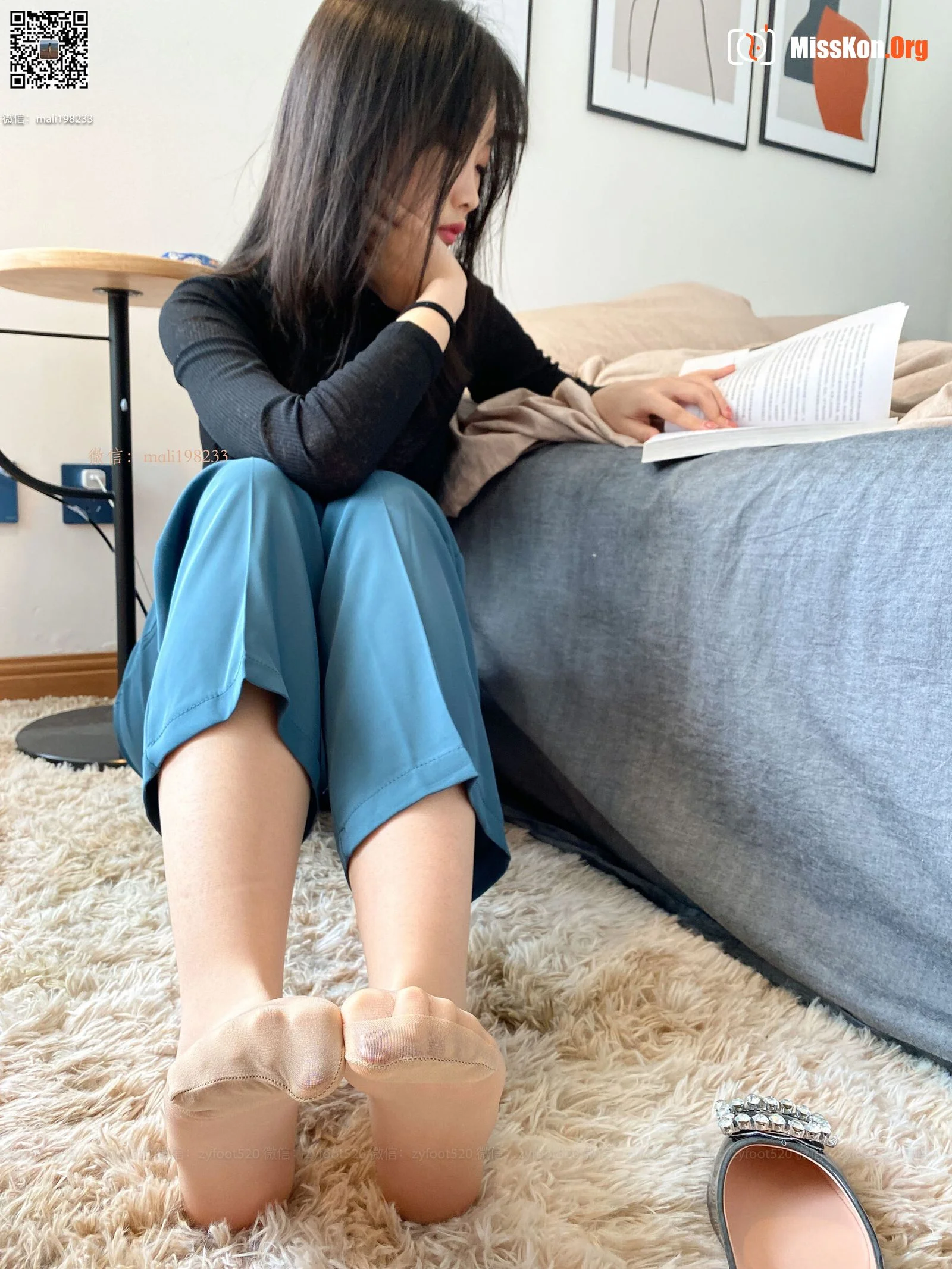 Mei Han: Play with feet - Photo 3