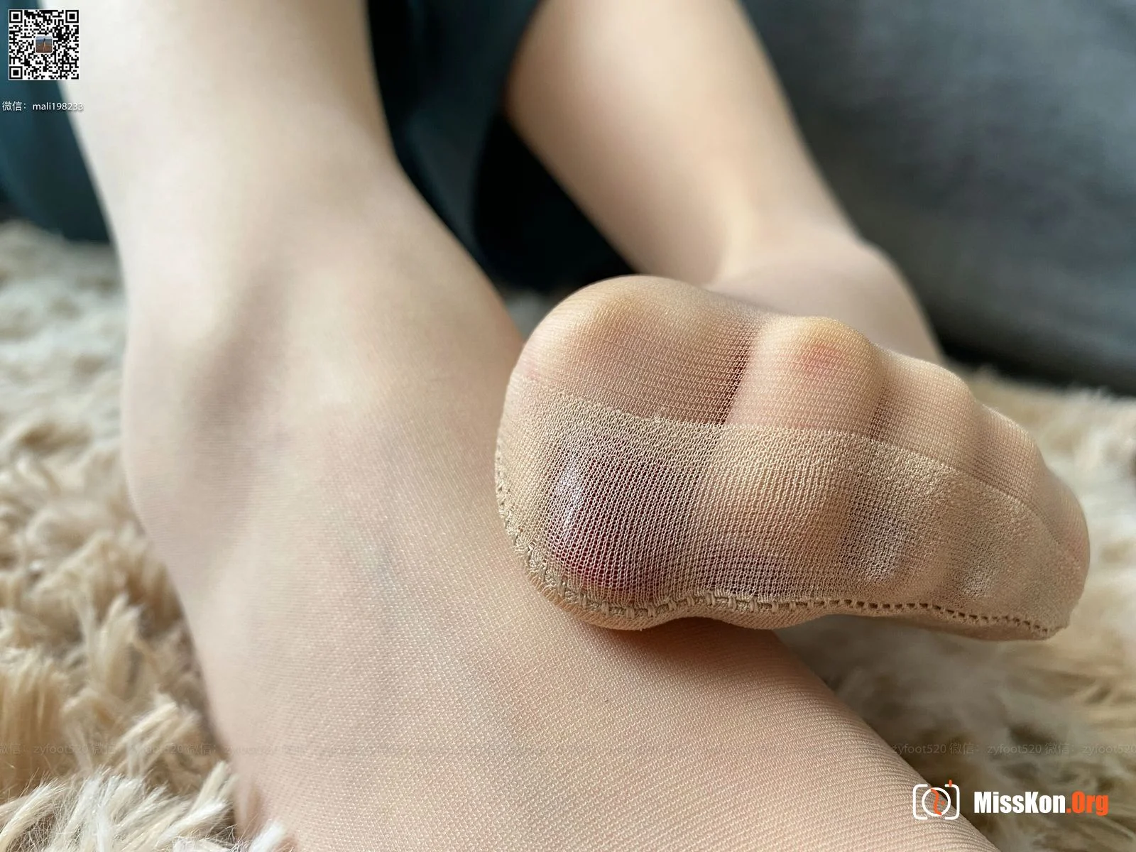 Mei Han: Play with feet - Photo 9