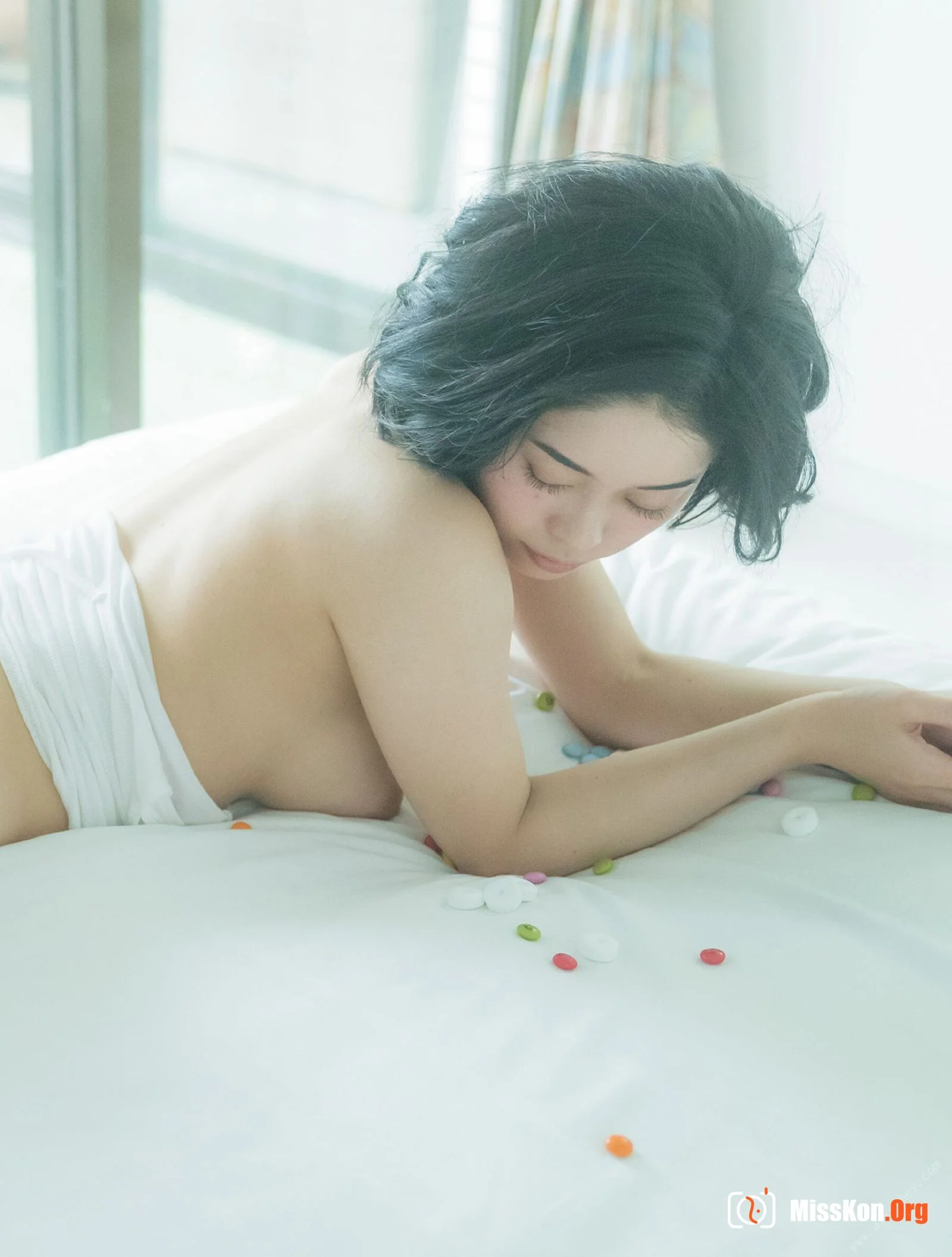 MINAMO: First Photo Book - Photo 4