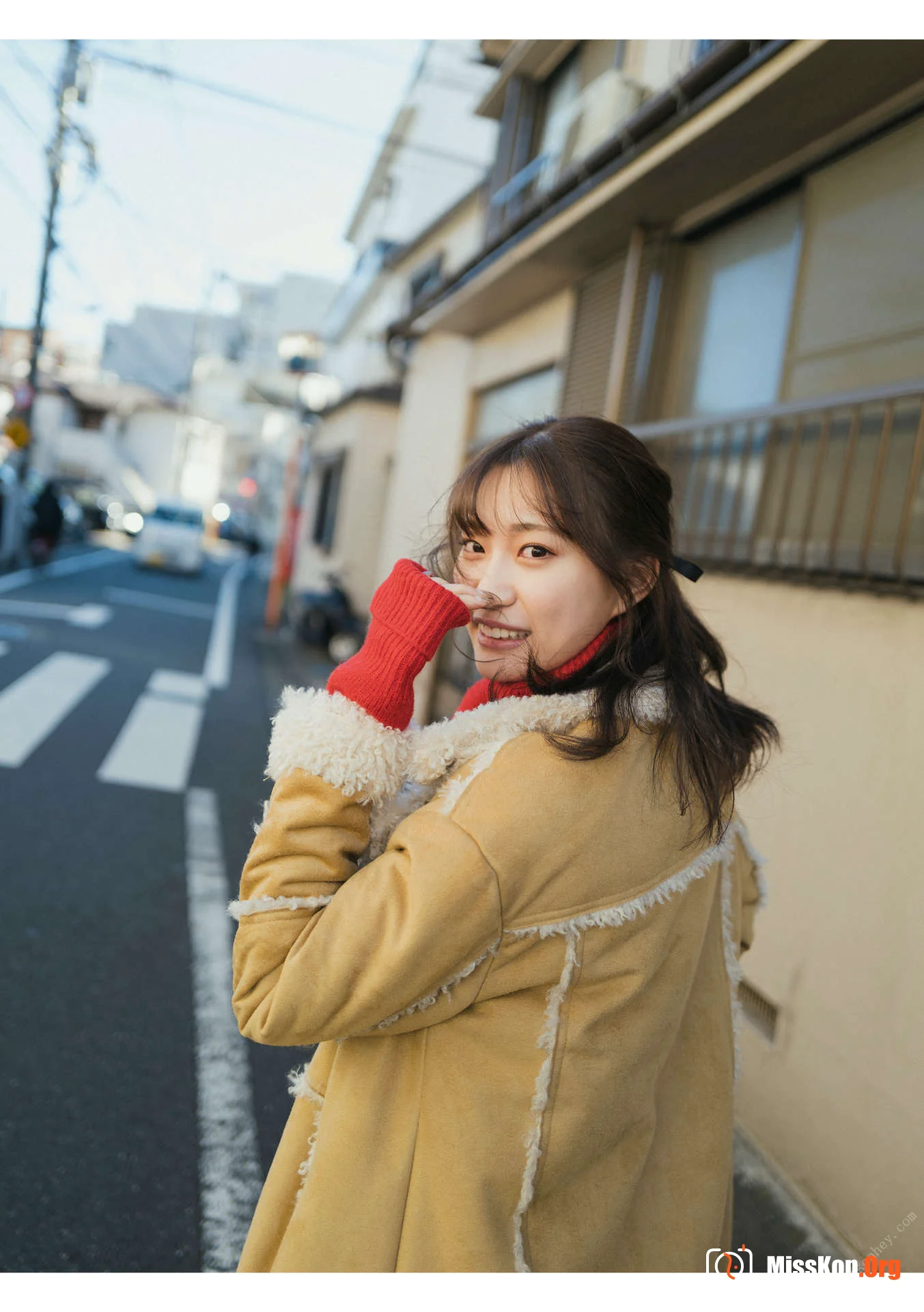 Mitani Akari: Taken - Photo 2