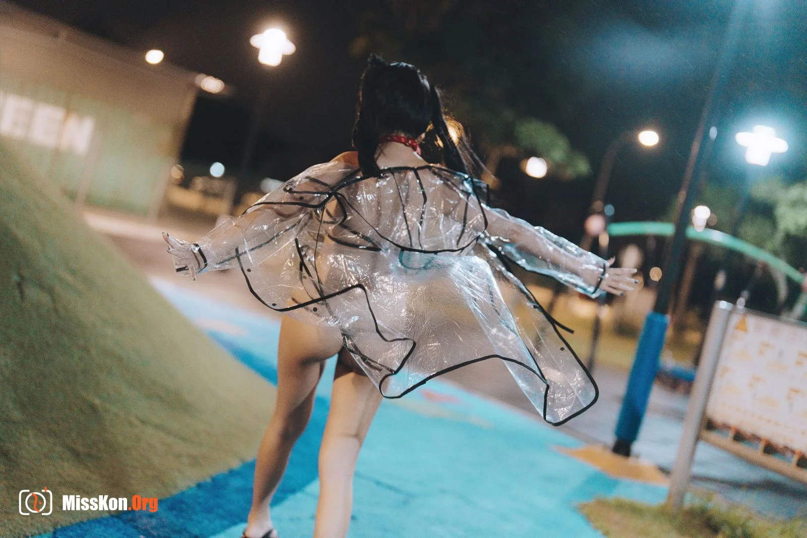 Momo: Walking raincoat cat - Photo 13