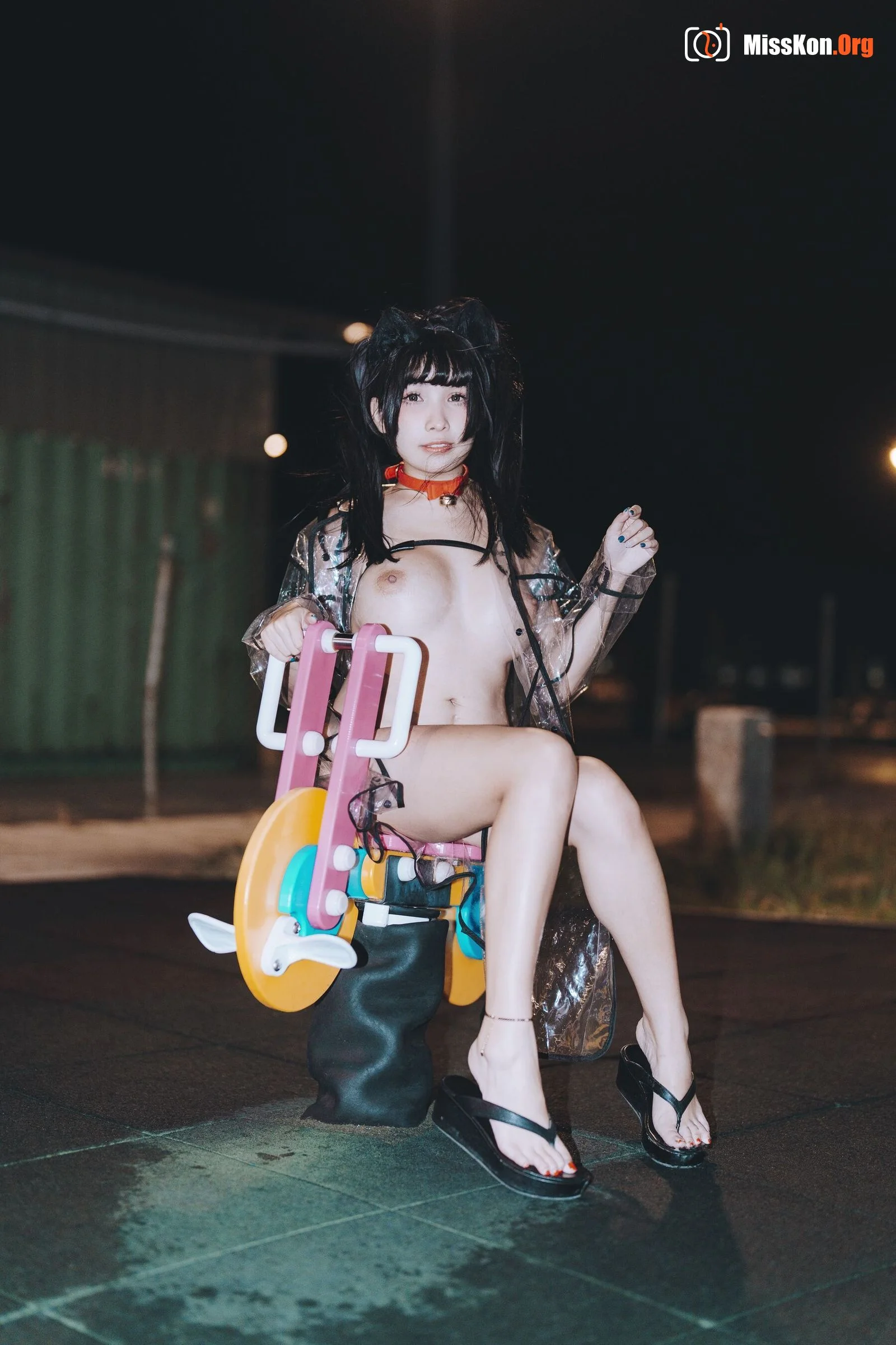 Momo: Walking raincoat cat - Photo 19