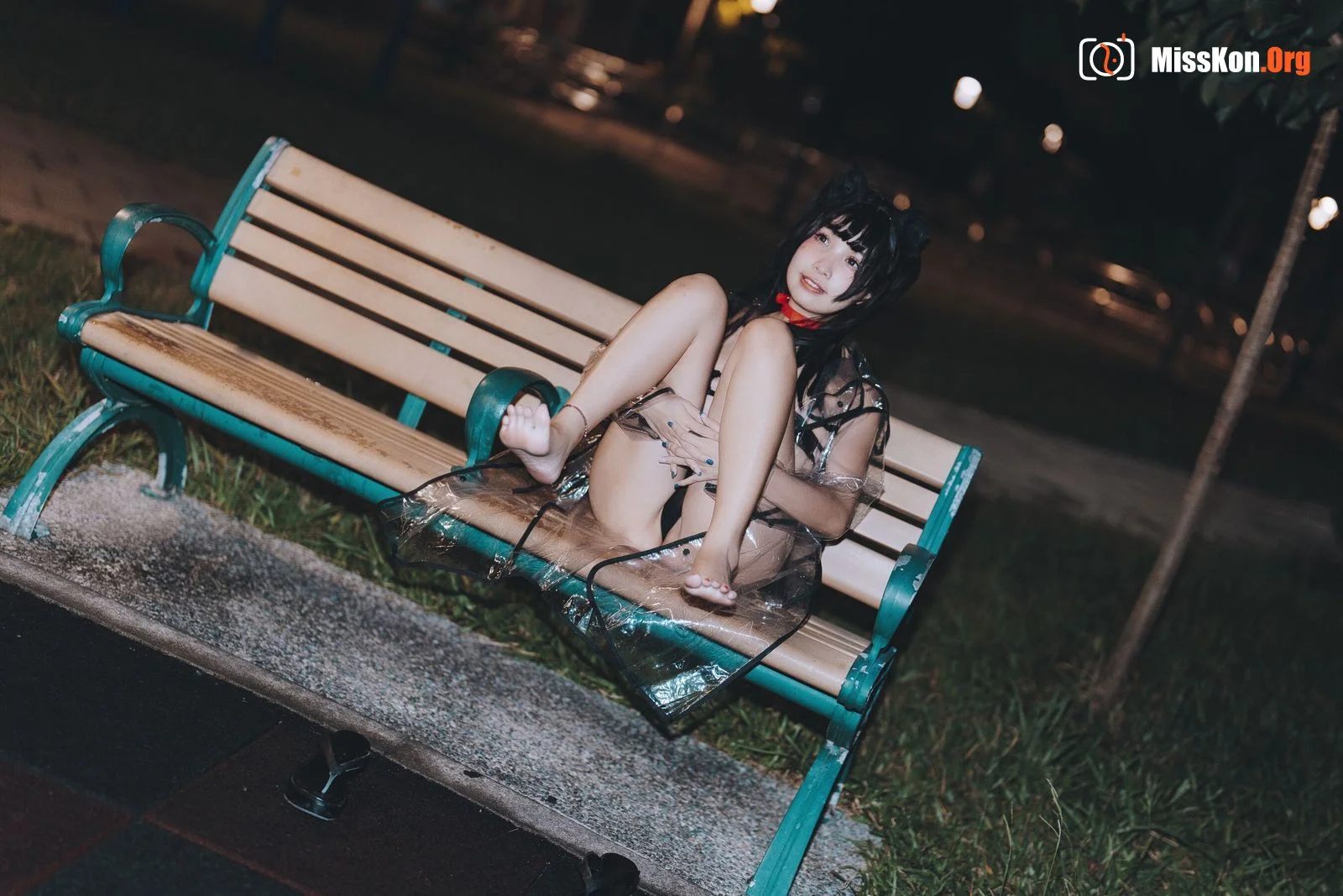 Momo: Walking raincoat cat - Photo 20