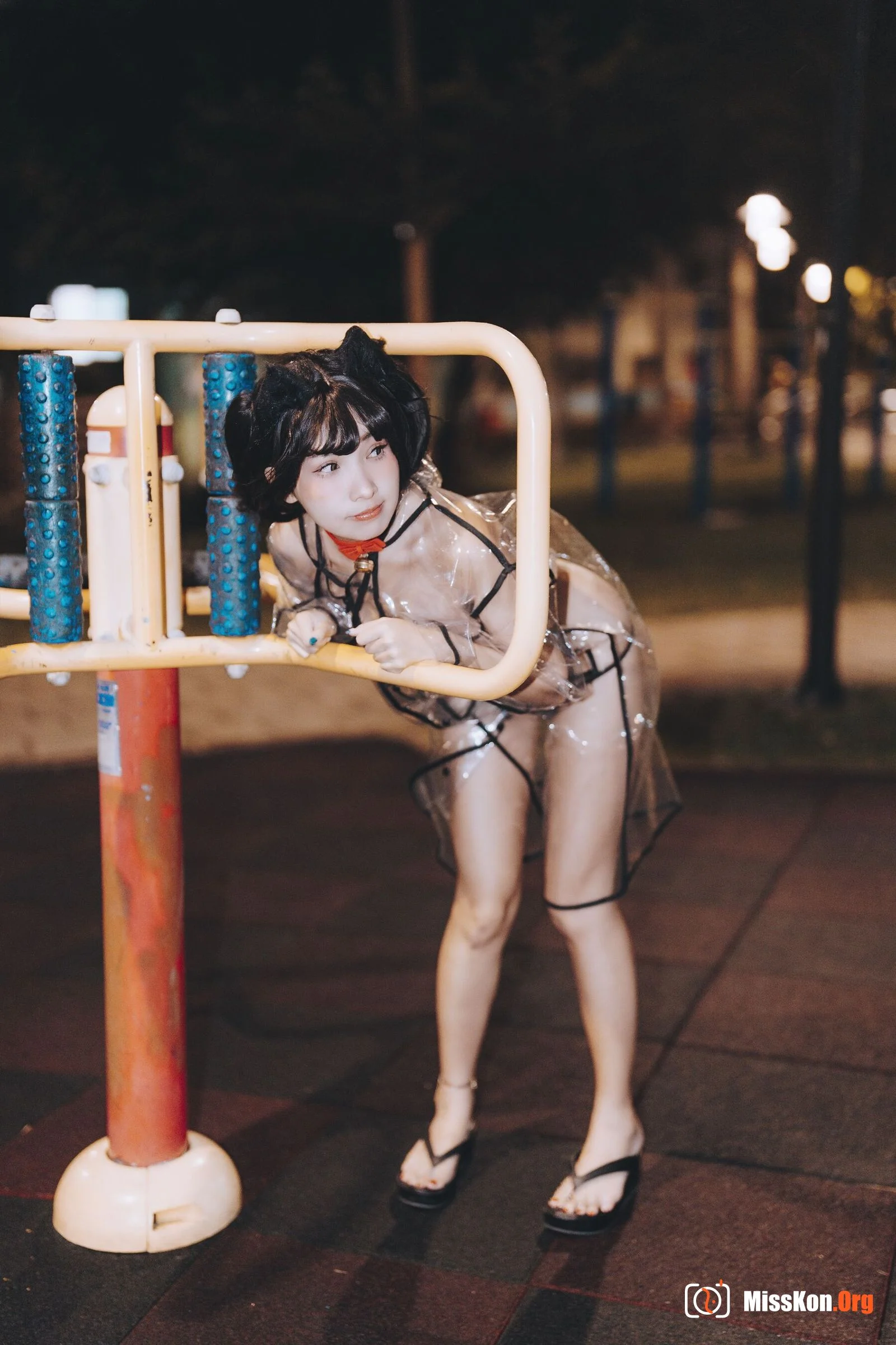 Momo: Walking raincoat cat - Photo 3