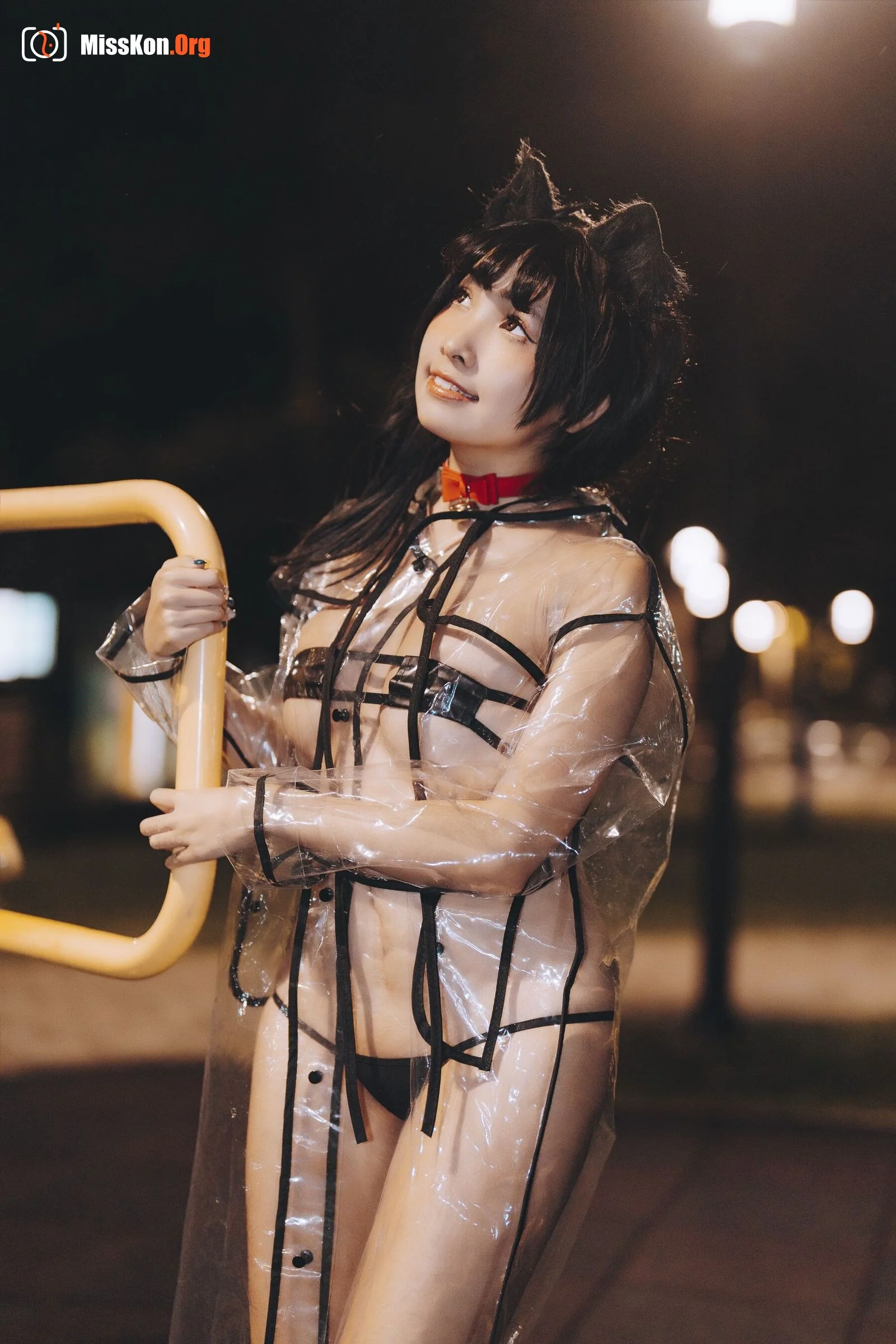 Momo: Walking raincoat cat - Photo 4