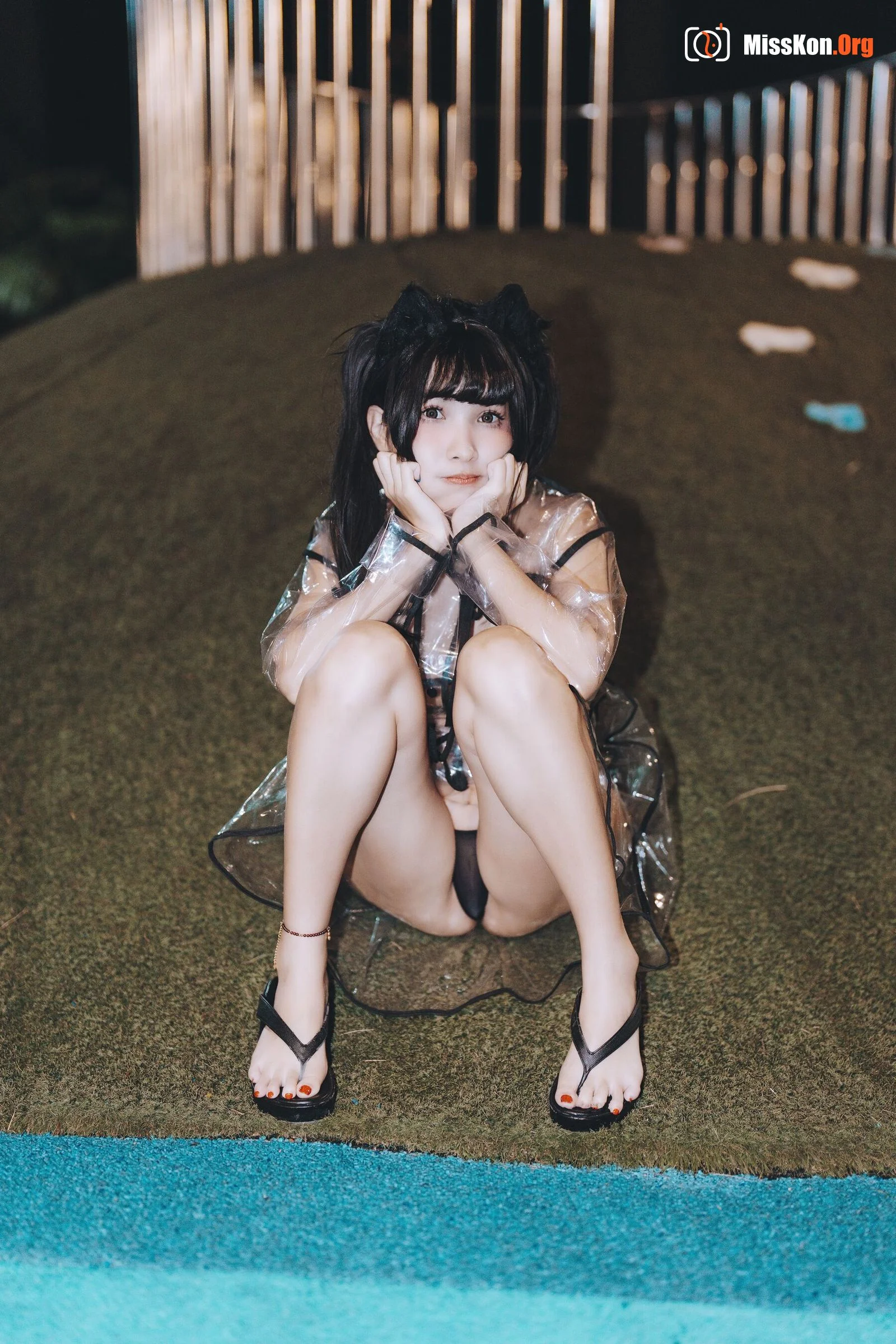 Momo: Walking raincoat cat - Photo 8