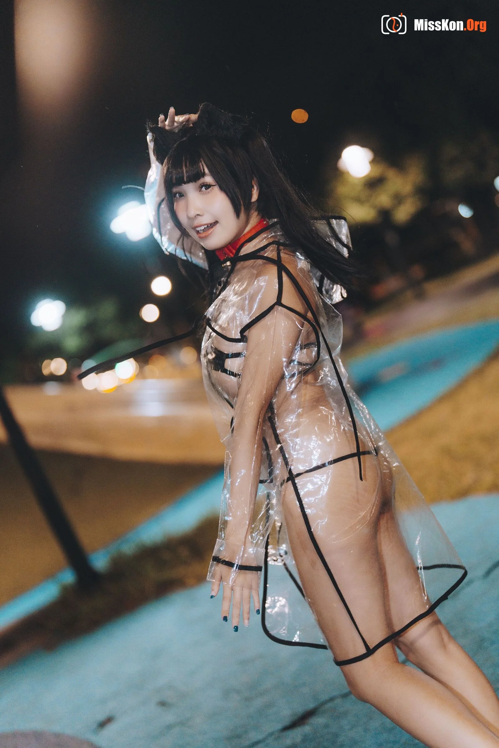 Momo: Walking raincoat cat - Photo 9