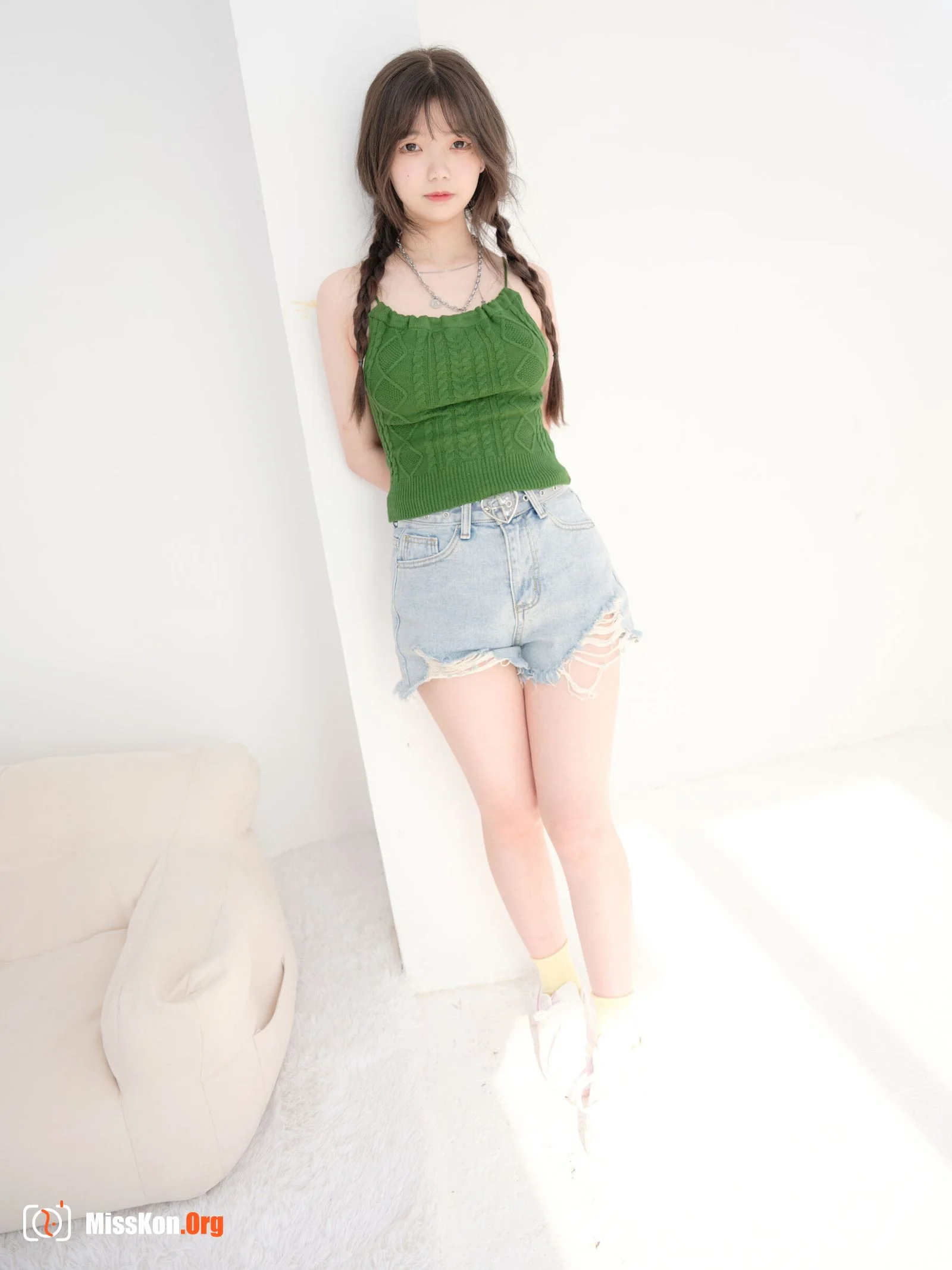 Nai Xi: Green vest - Photo 18