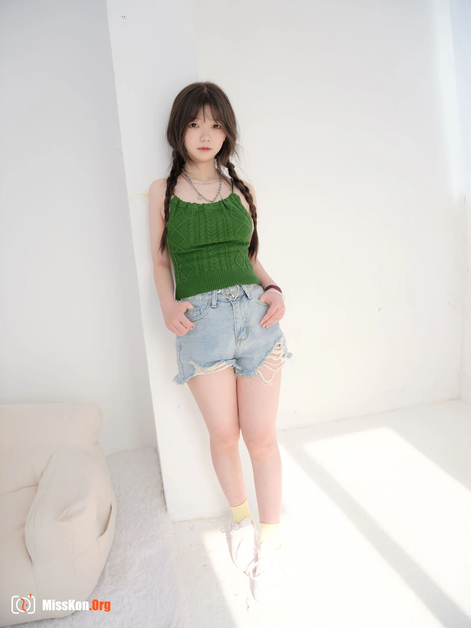 Nai Xi: Green vest - Photo 19