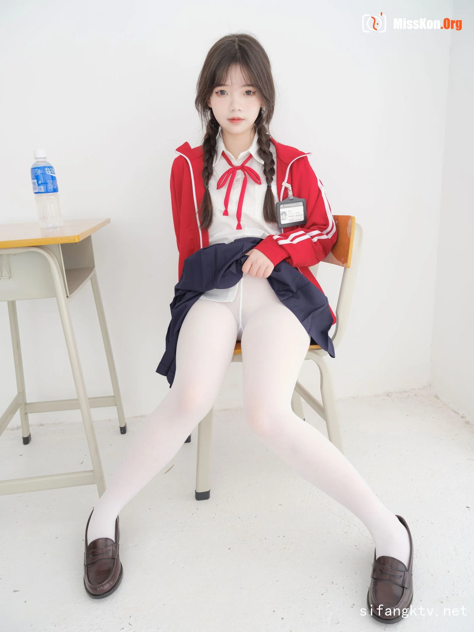 Nai Xi: Red school uniform - Photo 11